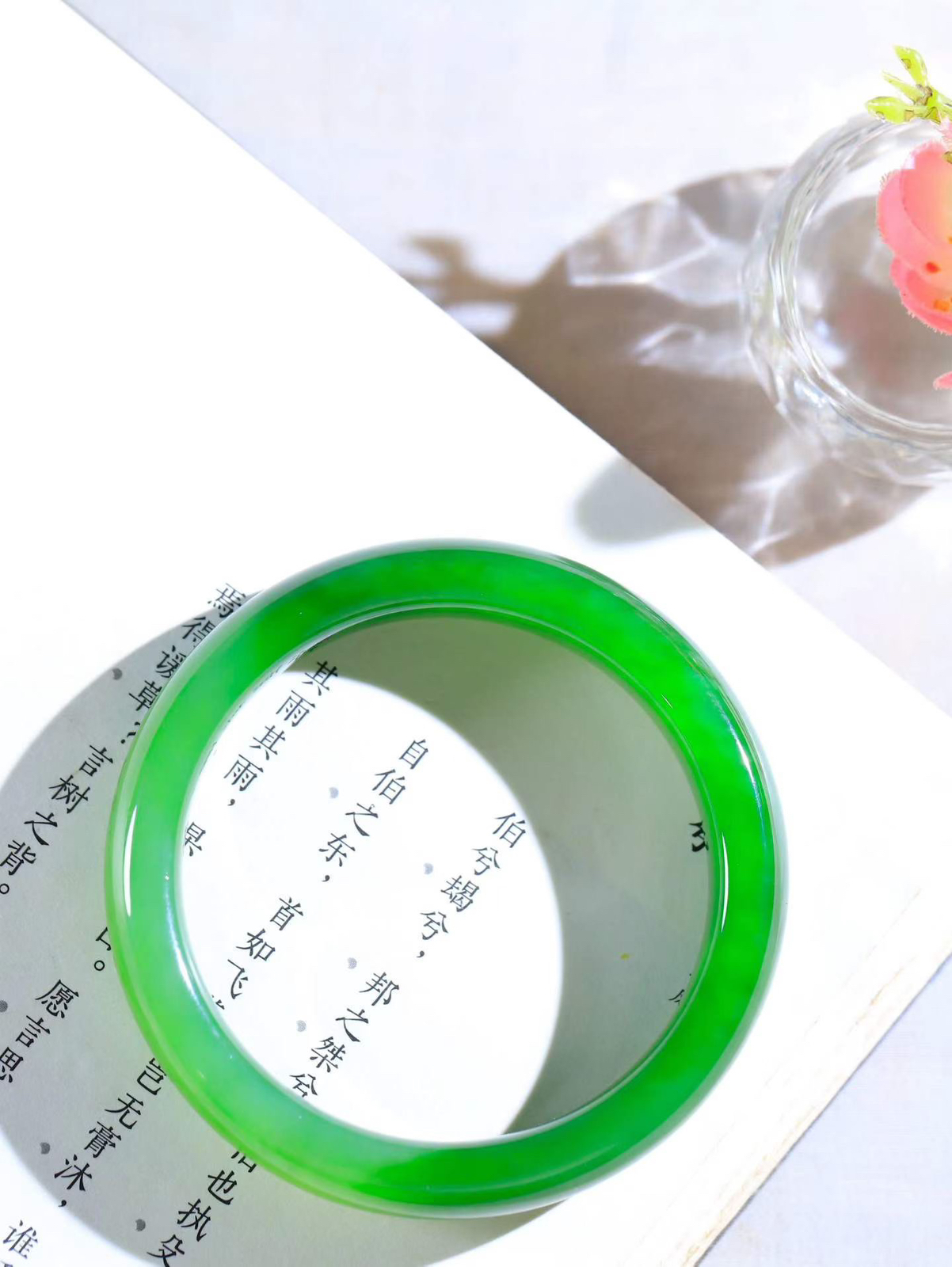 【温润如心.镯】

精品和田玉碧玉手镯，精选上等碧玉料，色泽清透，质地细腻。佩戴它，感受千年玉文化的温润与优雅，愿它为您带来平安与幸福。重44.73克  内径52mm  尺寸12-7.7mm1080990A