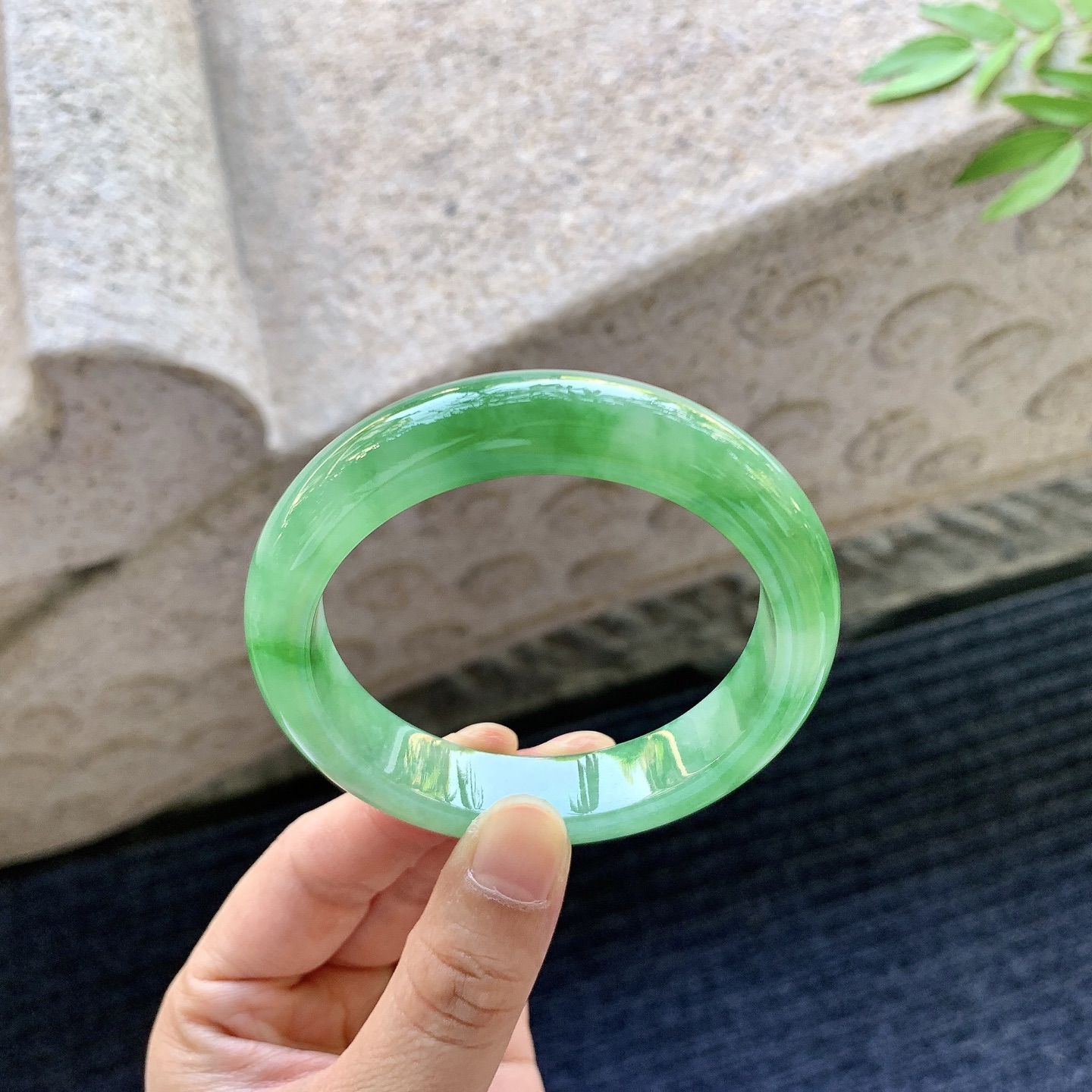 正圈54 55，圈口55.6/12.5/8.4，编码W6081134，糯冰辣绿，水润，种老，细腻，打灯有棉线