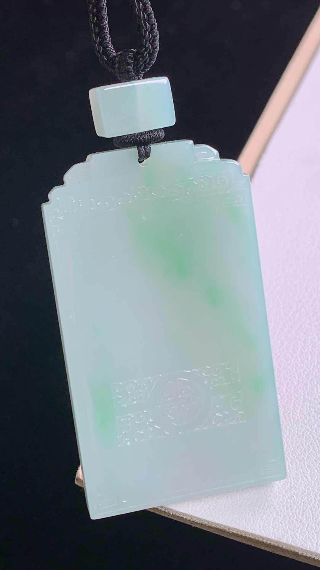 ️冰飘绿仿古牌，翠色灵动，底子细腻，无裂，尺寸:53.5-30.9-6.1mm 9