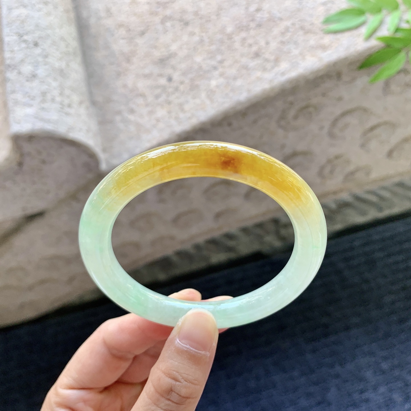 圆条54 55，圈口55.2/9.3/9，编码B2081111，描述：冰糯飘黄翡，水润，种老，细腻，无裂。