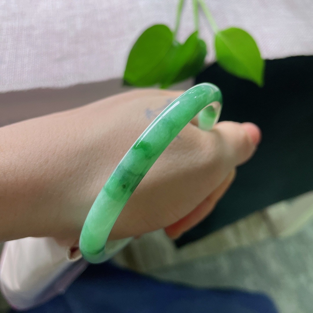 58/6.8，飘绿正圈，横裂，一环分双色，一素一艳相互映衬，氛围感十足，佩戴大气灵动，自带独一份的韵味。Ss56978a