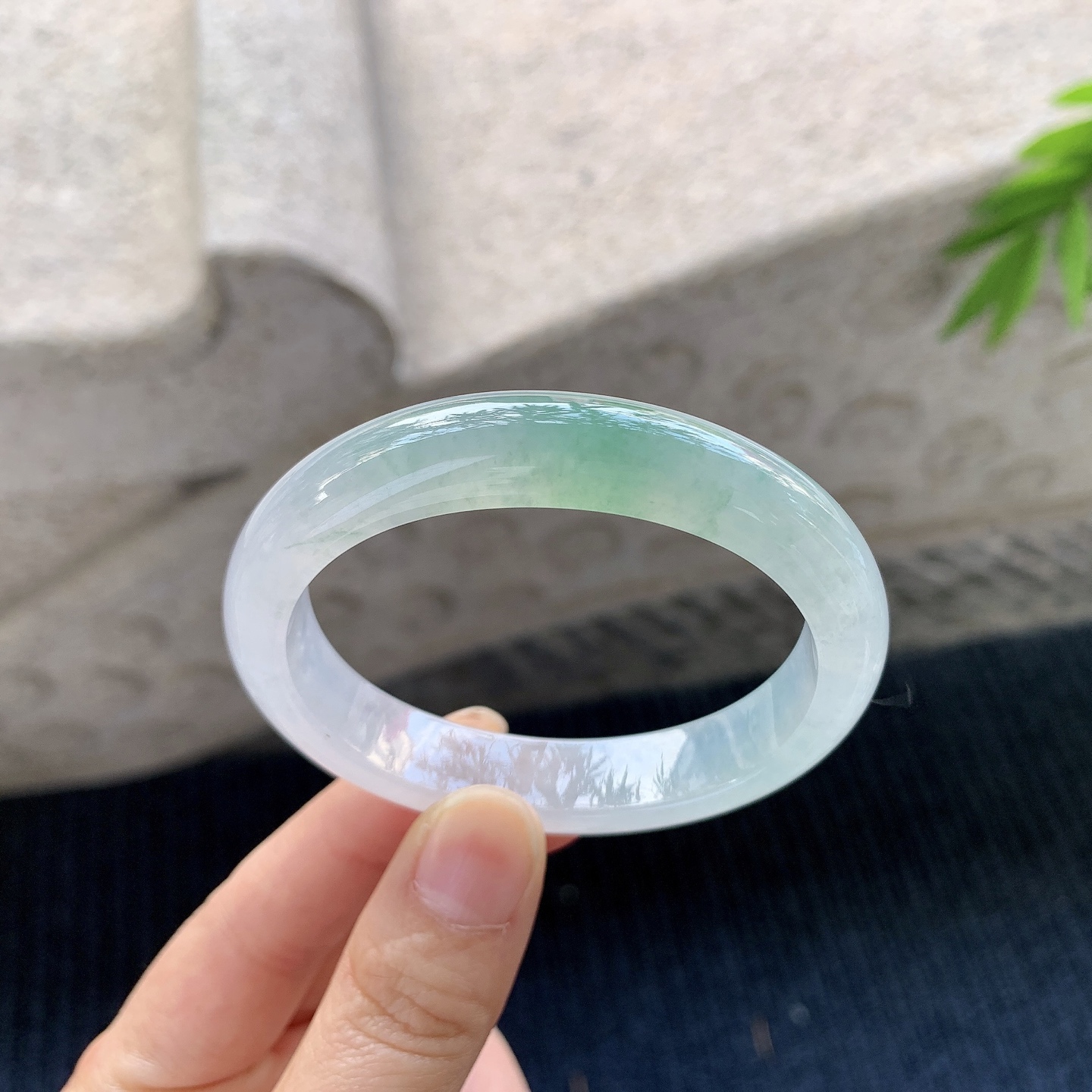 贵妃53 54，圈口53.5/45.7/11.5/7.7，编码A1071362，描述冰糯飘绿，水润，种老，细腻，打灯有絮线