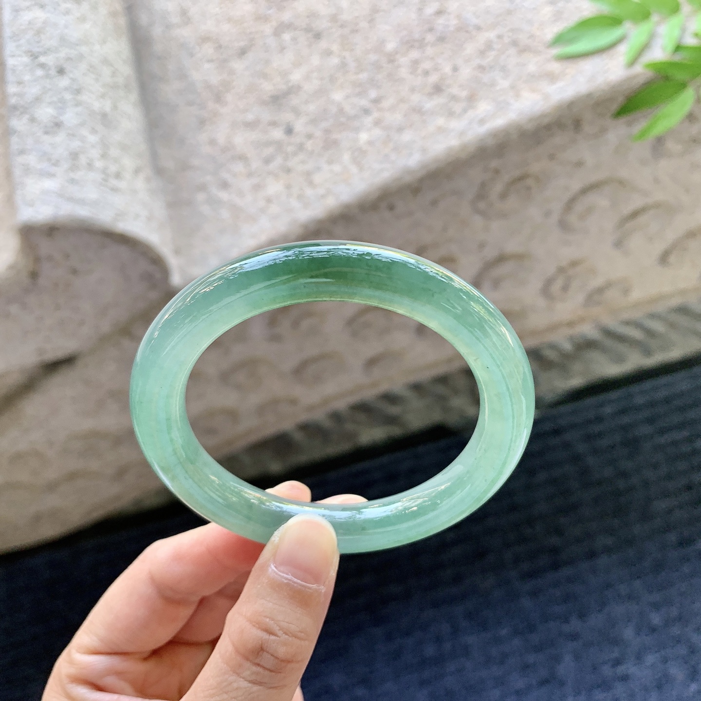 圆条54 55，圈口54.6/10/9.4，编码B2081108，糯冰晴绿，水润，种老，细腻，无裂。