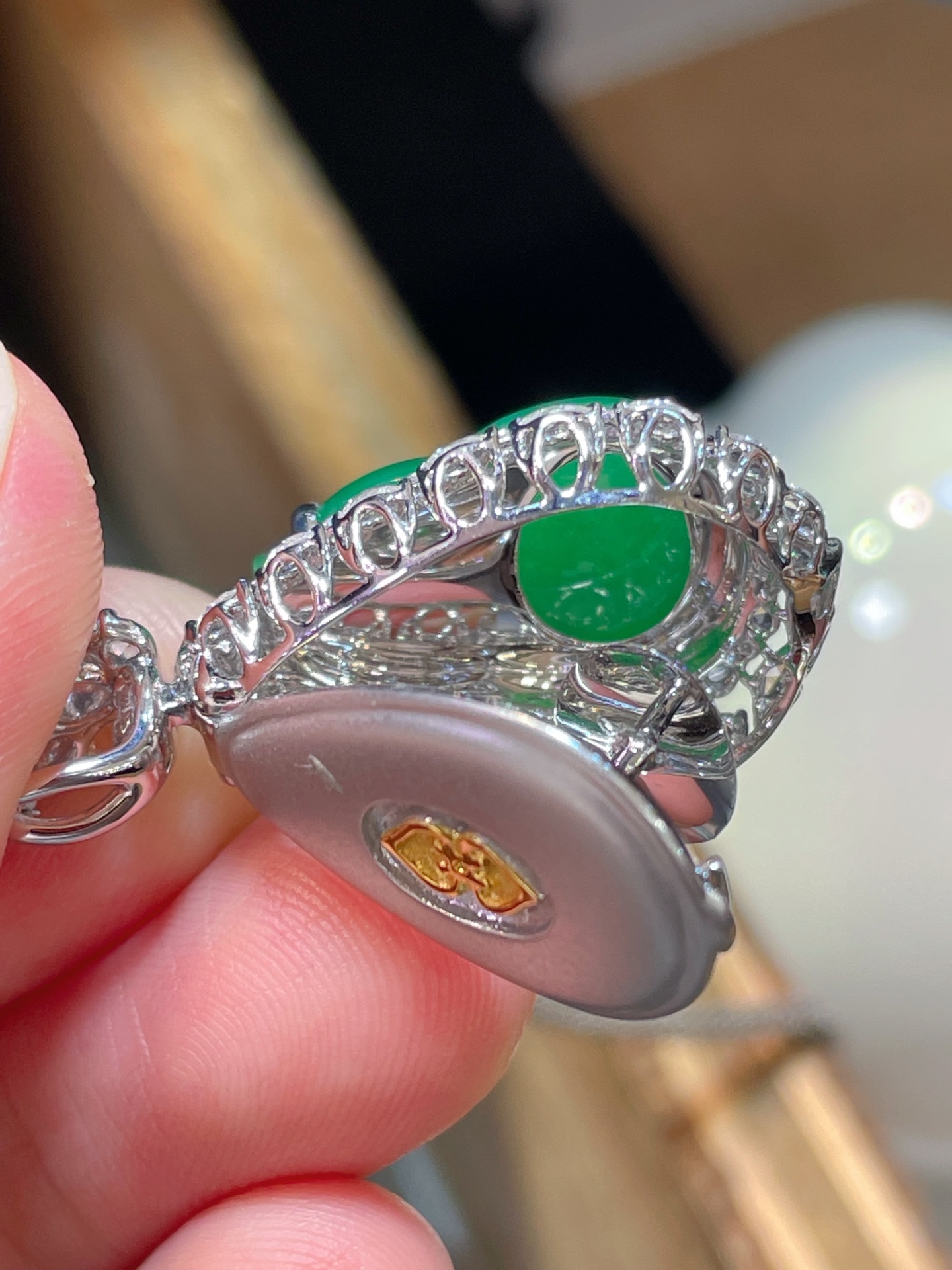 ️性比高阳绿翡翠葫芦吊坠，满色，料子水润通透，种老起光。18k金镶嵌，非常时尚好看，34-18.5-13.4