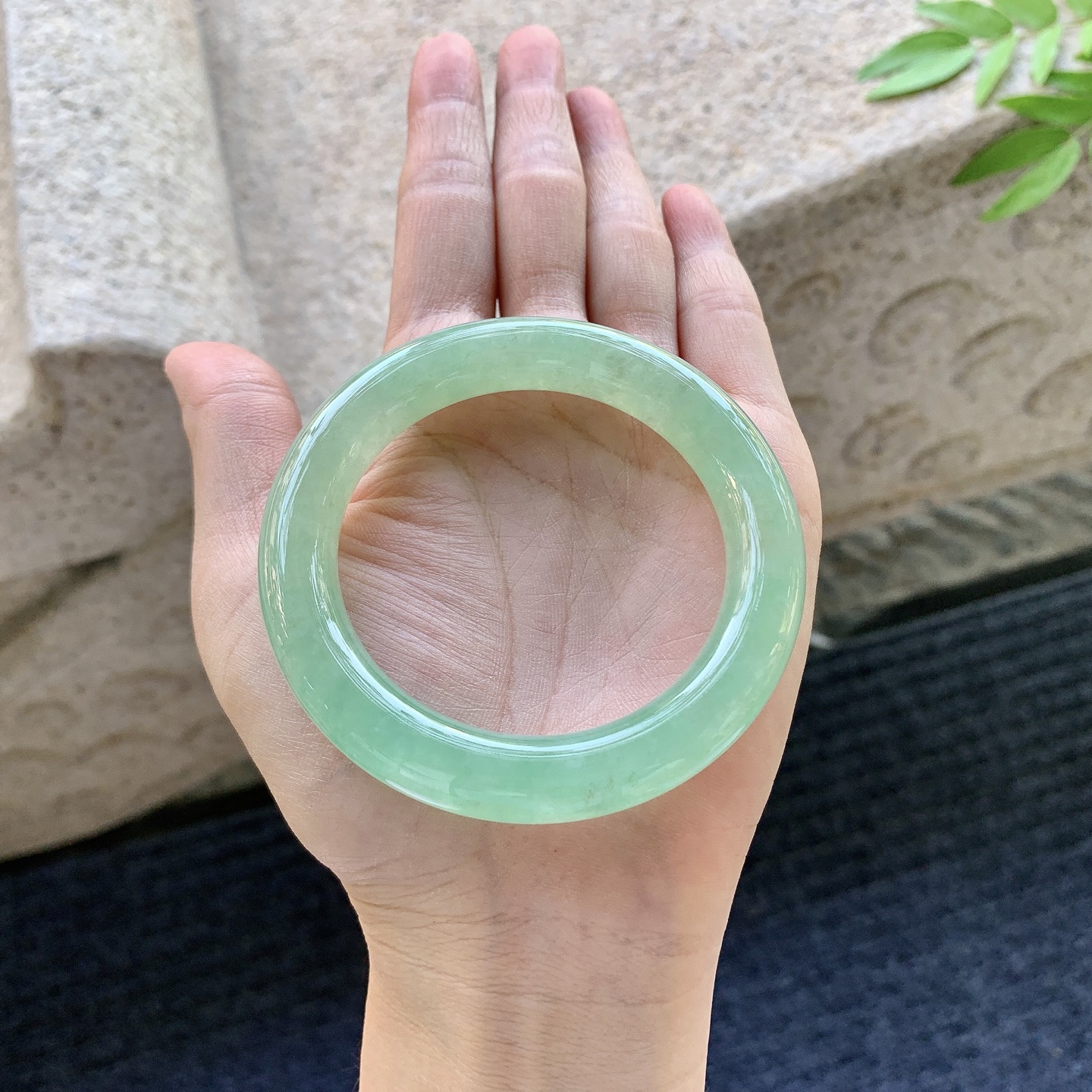 圆条51 52，圈口52.4/10.5/10.4，编码C11081120，糯冰果绿，水润，种老，细腻