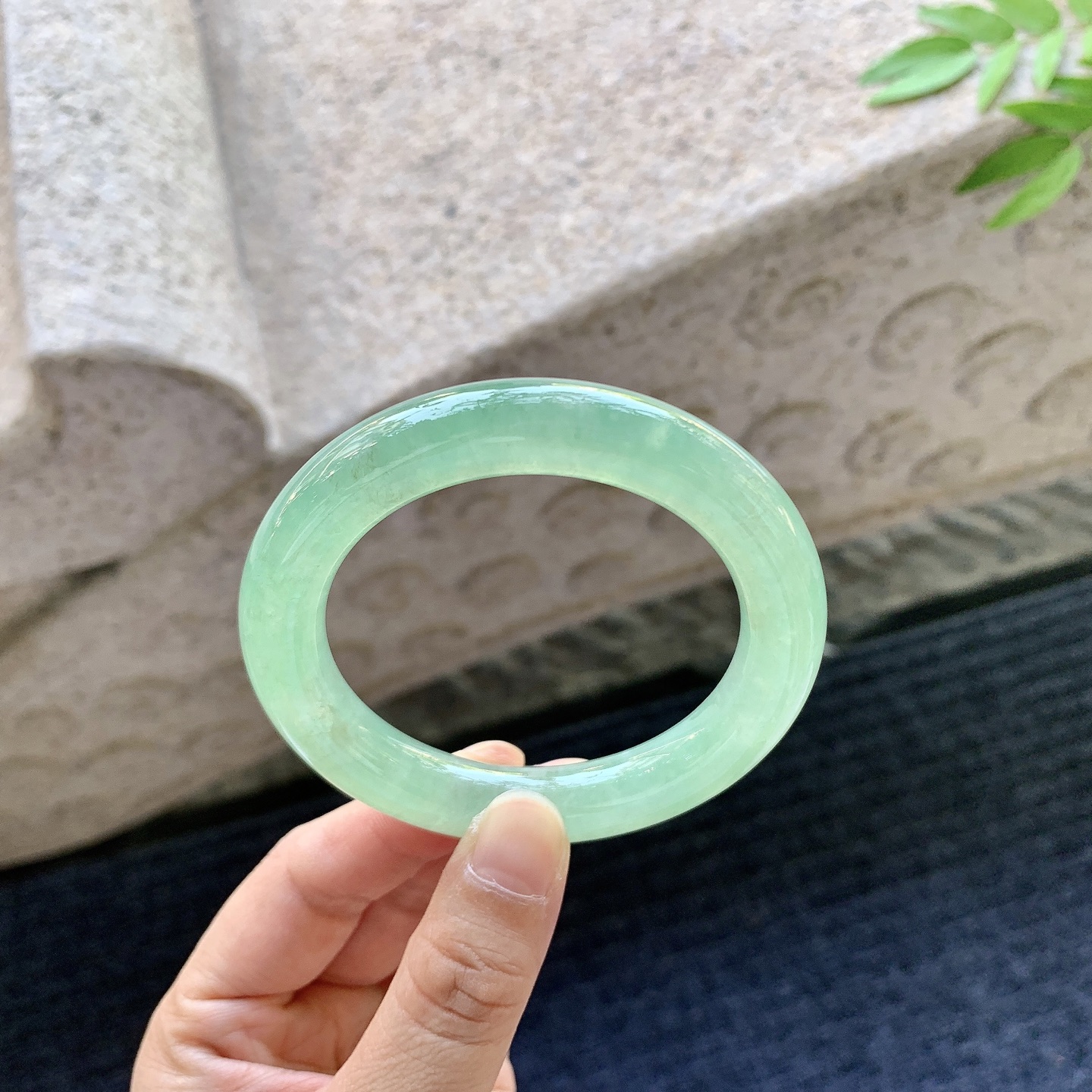 圆条51 52，圈口52.4/10.5/10.4，编码C11081120，糯冰果绿，水润，种老，细腻，打灯有棉线