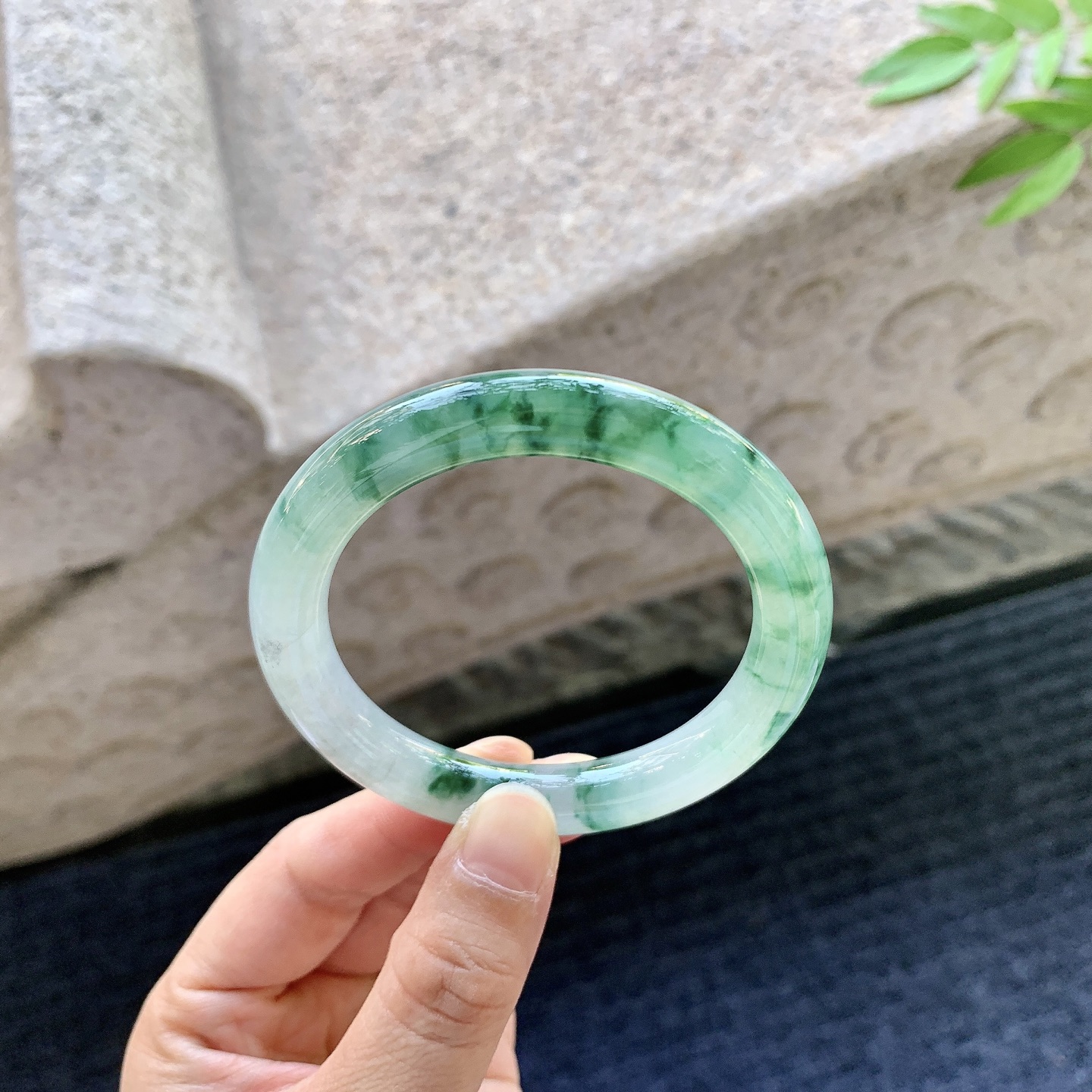 圆条51 52，圈口52.4/10/9.3，编码B2081114，冰糯飘花，水润，种老，细腻，有纹线。