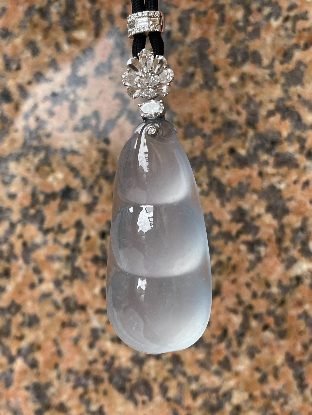 【冰种福豆吊坠】种地上乘，冰感十足，通透起光，饱满圆润，收藏品质，18k金钻镶嵌，裸石尺寸48.6*22*11毫米