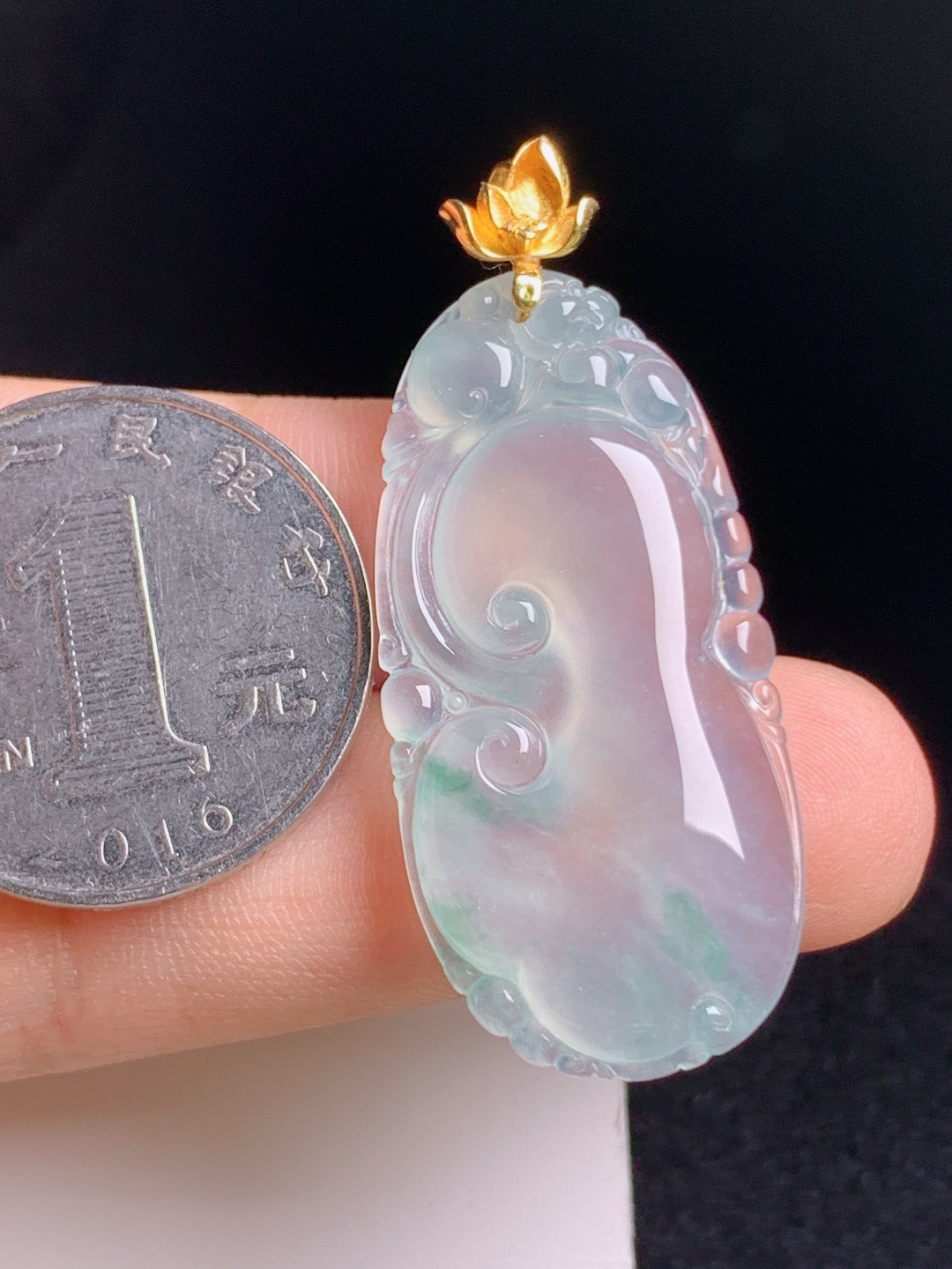 高冰飘花如意吊坠，胶感莹润，线条雅致，吉祥顺遂