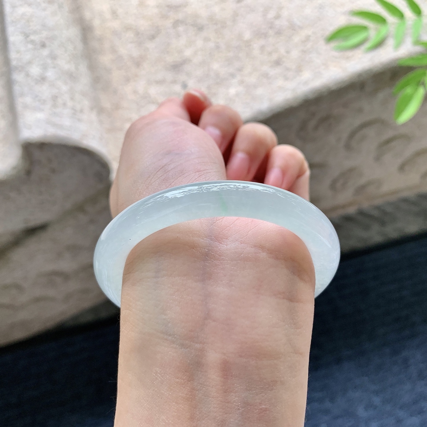 圆条51 52，圈口52.6/8.7/8.8，编码BA080230，描述冰种，清透，水润，种老，细腻，无裂。
