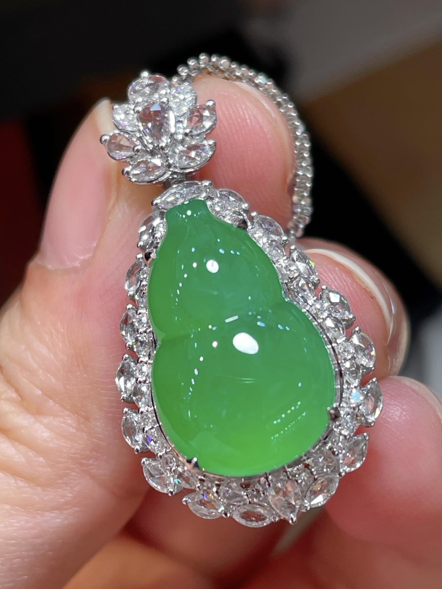 ️性比高阳绿翡翠葫芦吊坠，满色，料子水润通透，种老起光。18k金镶嵌，非常时尚好看，34-18.5-13.4