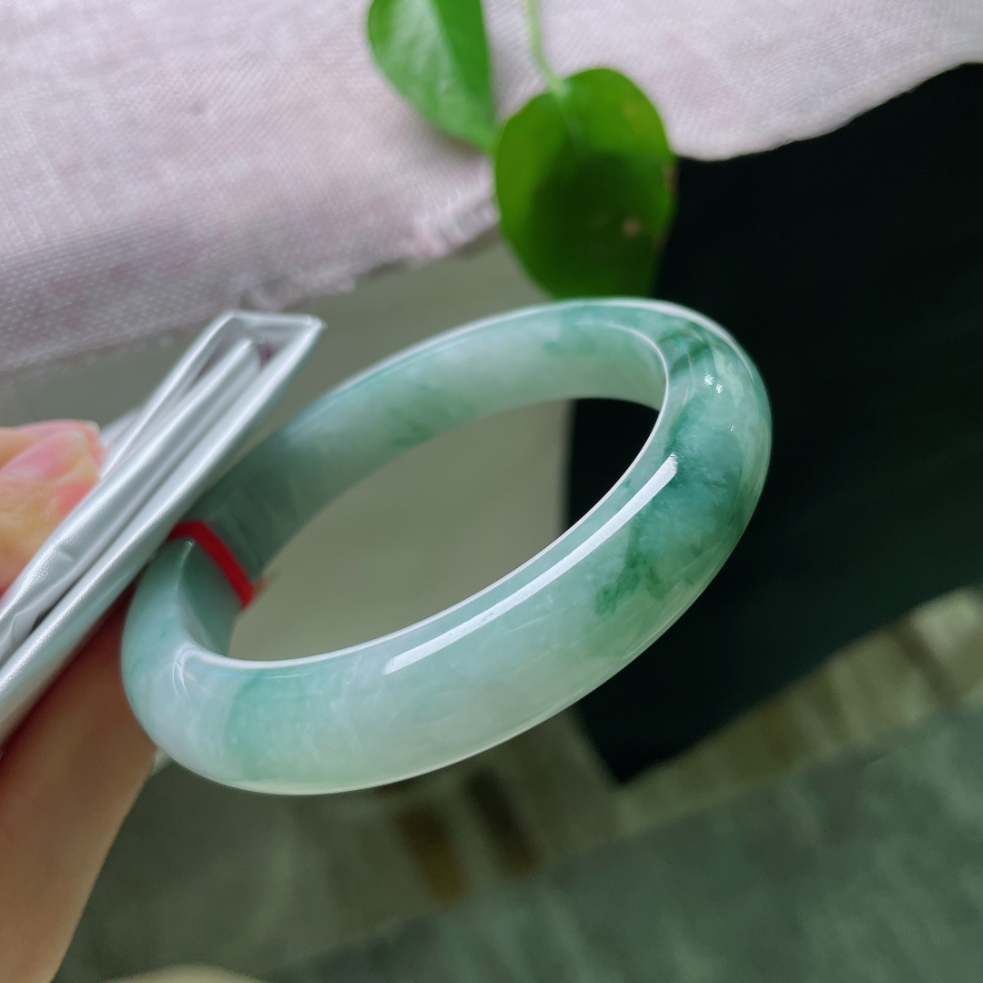 58.2/12/9.2，飘花正圈，无裂，均净玉底作宣纸，天然飘花绘山水，浓淡层次浑然天成，温润流光，将一方诗意藏于腕间。ss56293a