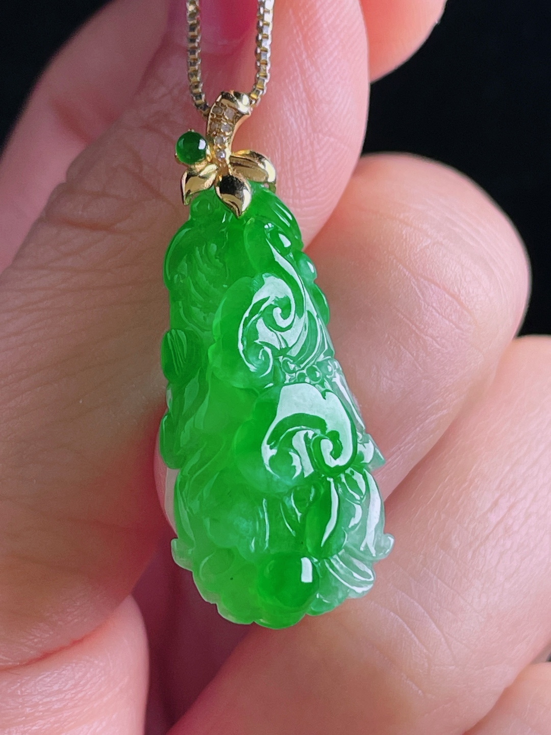 ️辣绿白菜/百财，老种起光，细底通透，尺寸：33.8裸石28/14.4/7.3mm0810