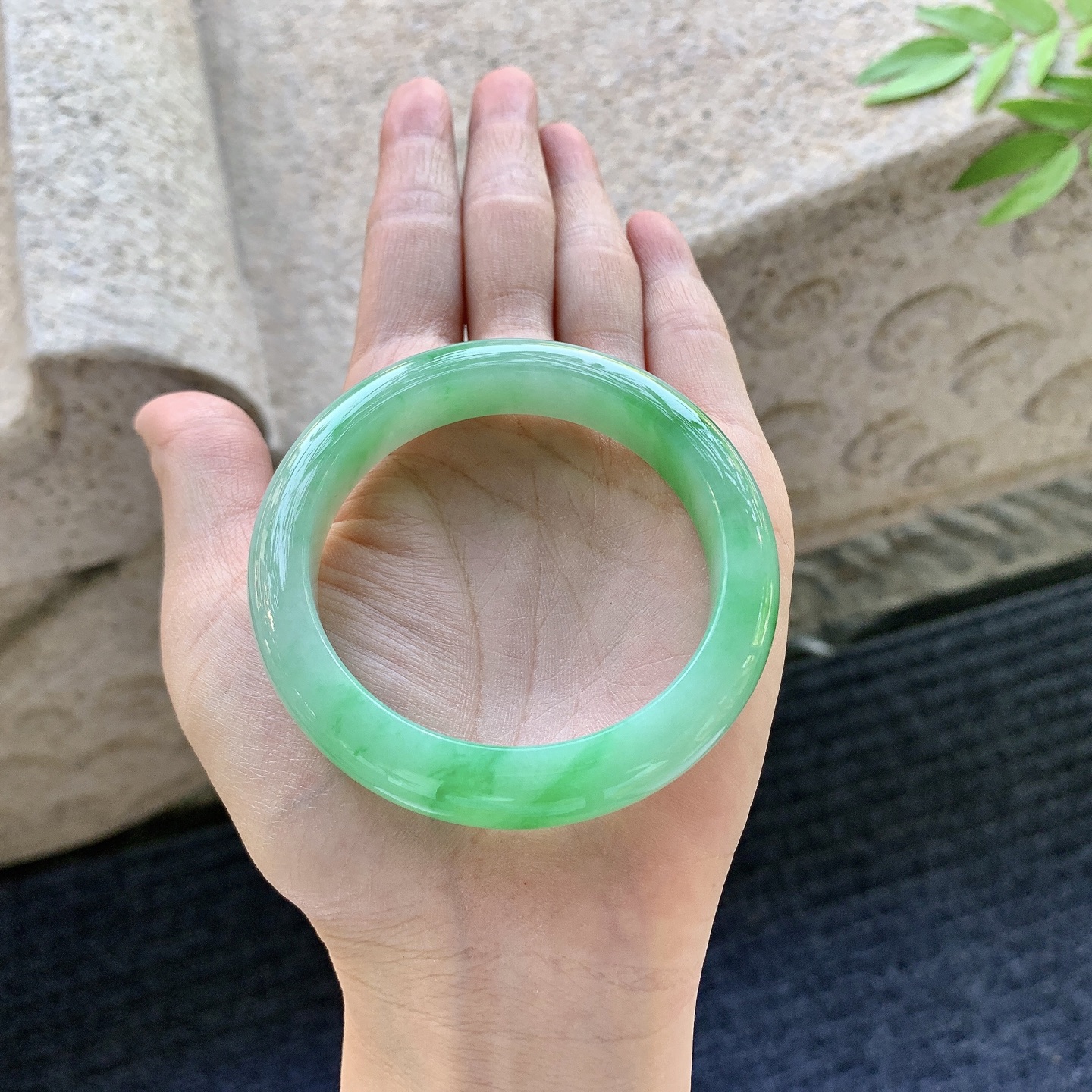 正圈52 53，圈口52.6/11.8/8.5，编码G7081125，糯冰飘阳绿，水润，种老，细腻，