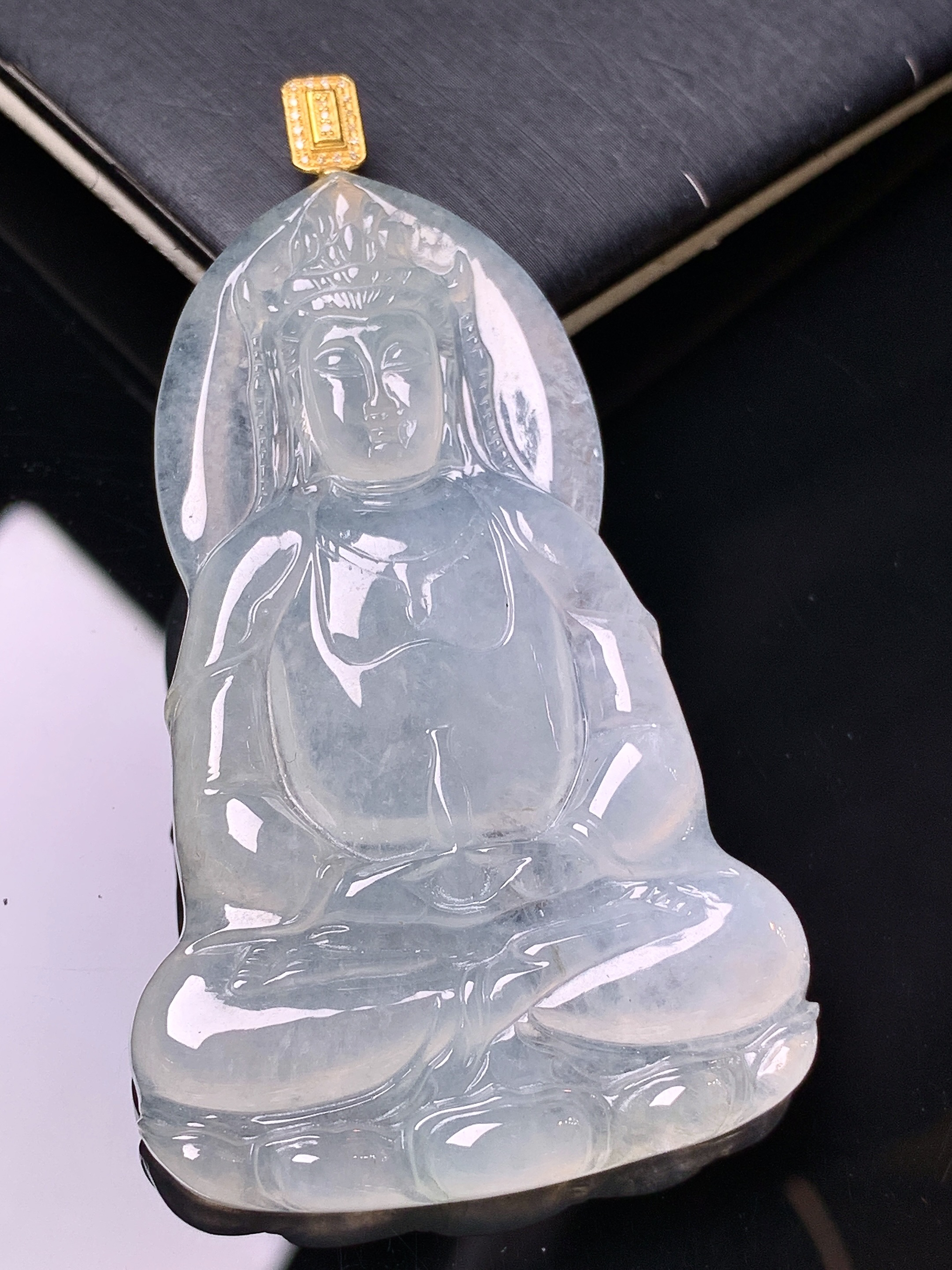 18k金镶嵌冰种观音菩萨吊坠 玉质细腻 色泽艳丽清新 水润亮眼 整体尺寸62.8*35*5 c1