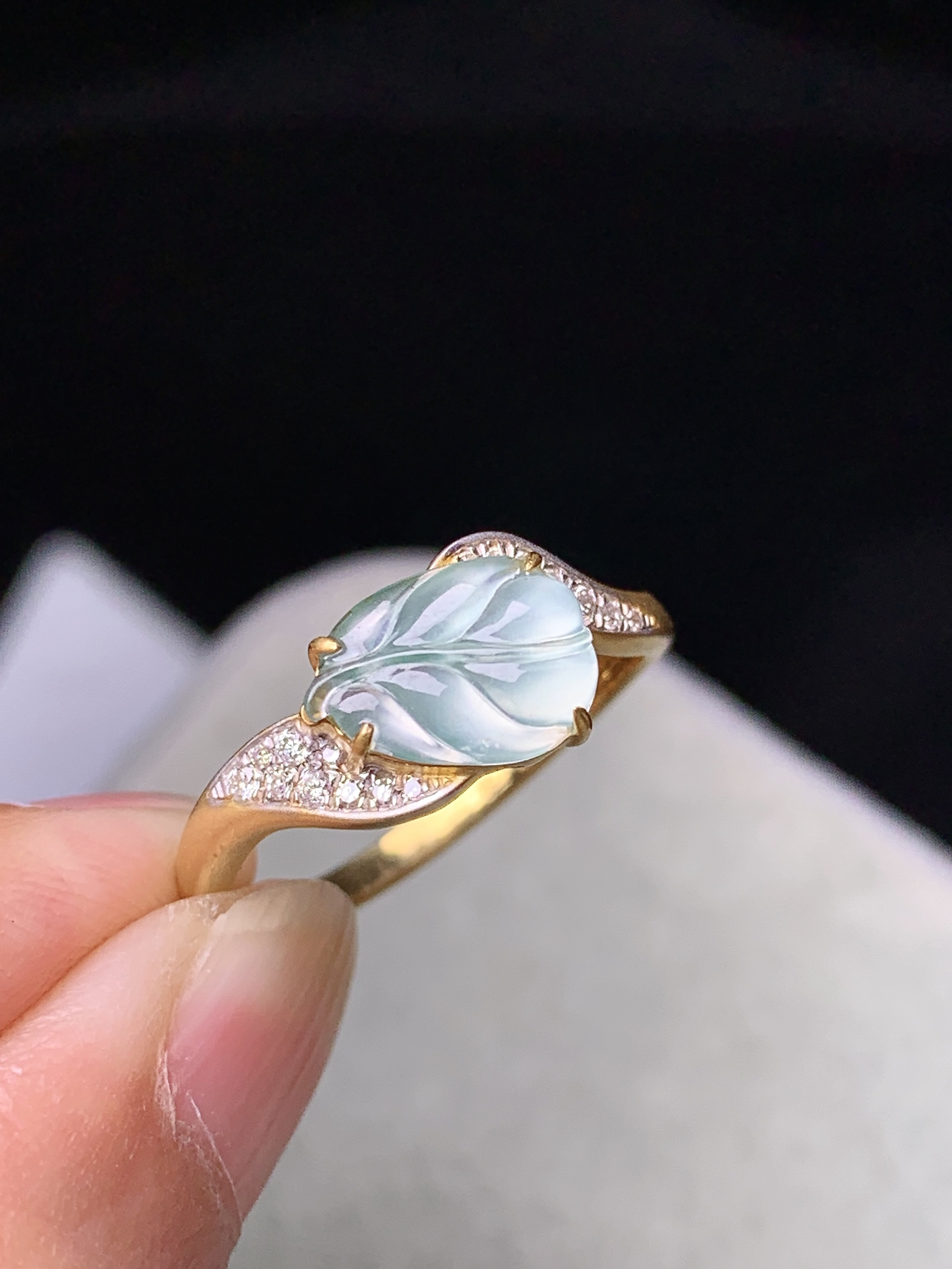 18k金钻镶嵌冰种树叶戒指 玉质细腻 色泽艳丽清新 水润亮眼 圈口16 裸石尺寸9.8*6.8*2.