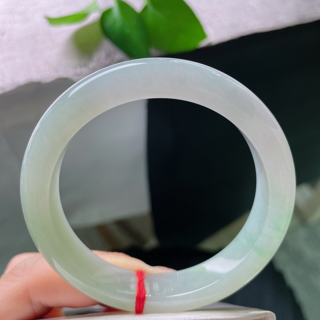 浅绿底正圈，水头好，质地温润细腻，嫣然一笑很倾城，一点指甲纹可以忽略，56948a