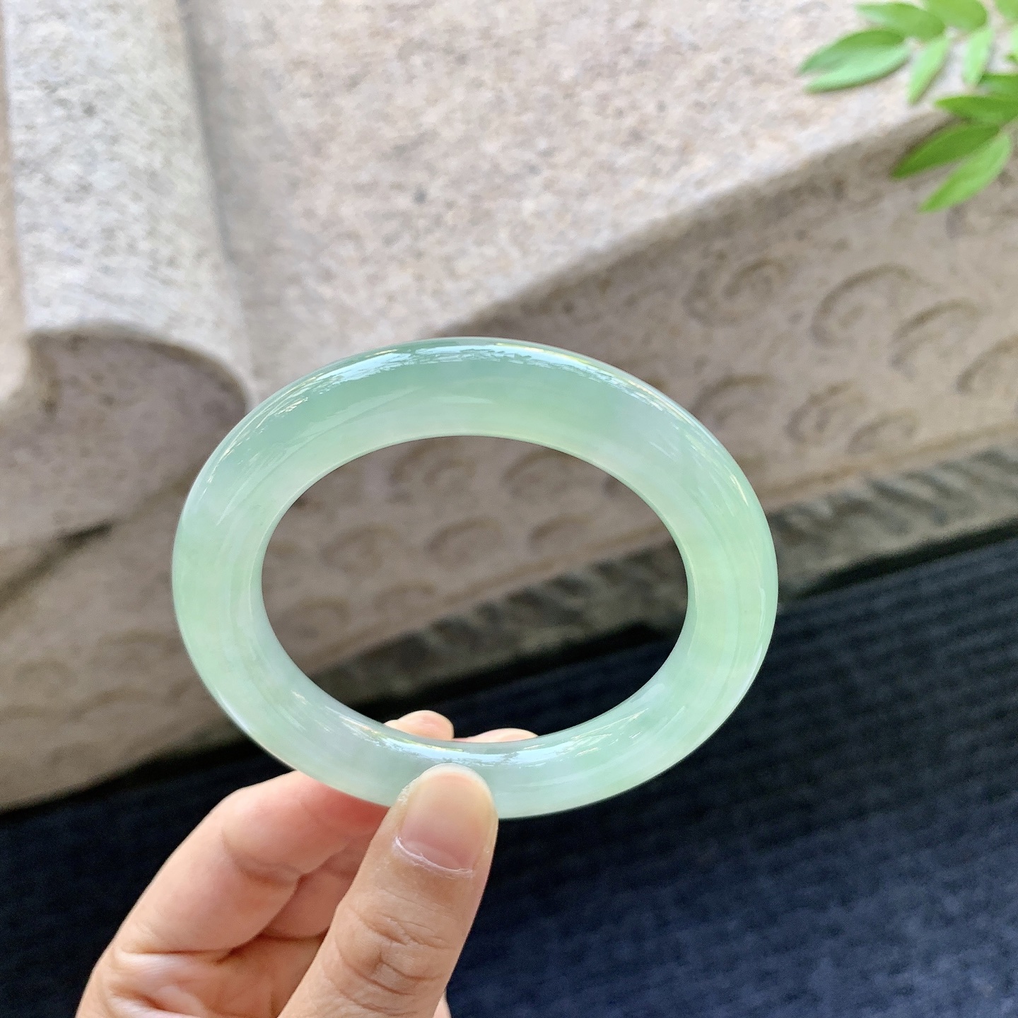 圆条53 54，圈口54.1/10.4/10.6，编码G7081119，描述冰糯果绿，水润，种老，细腻，无裂。
