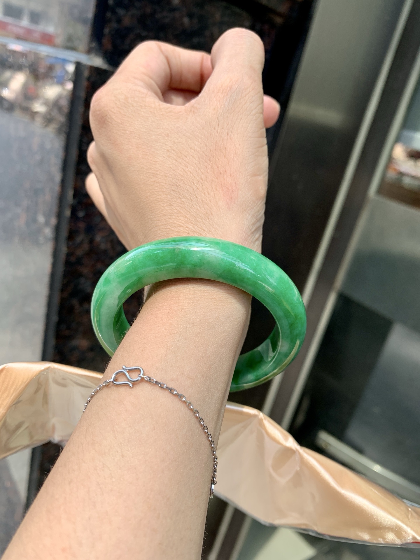 满绿正圈,打灯纹裂，表皮微扣