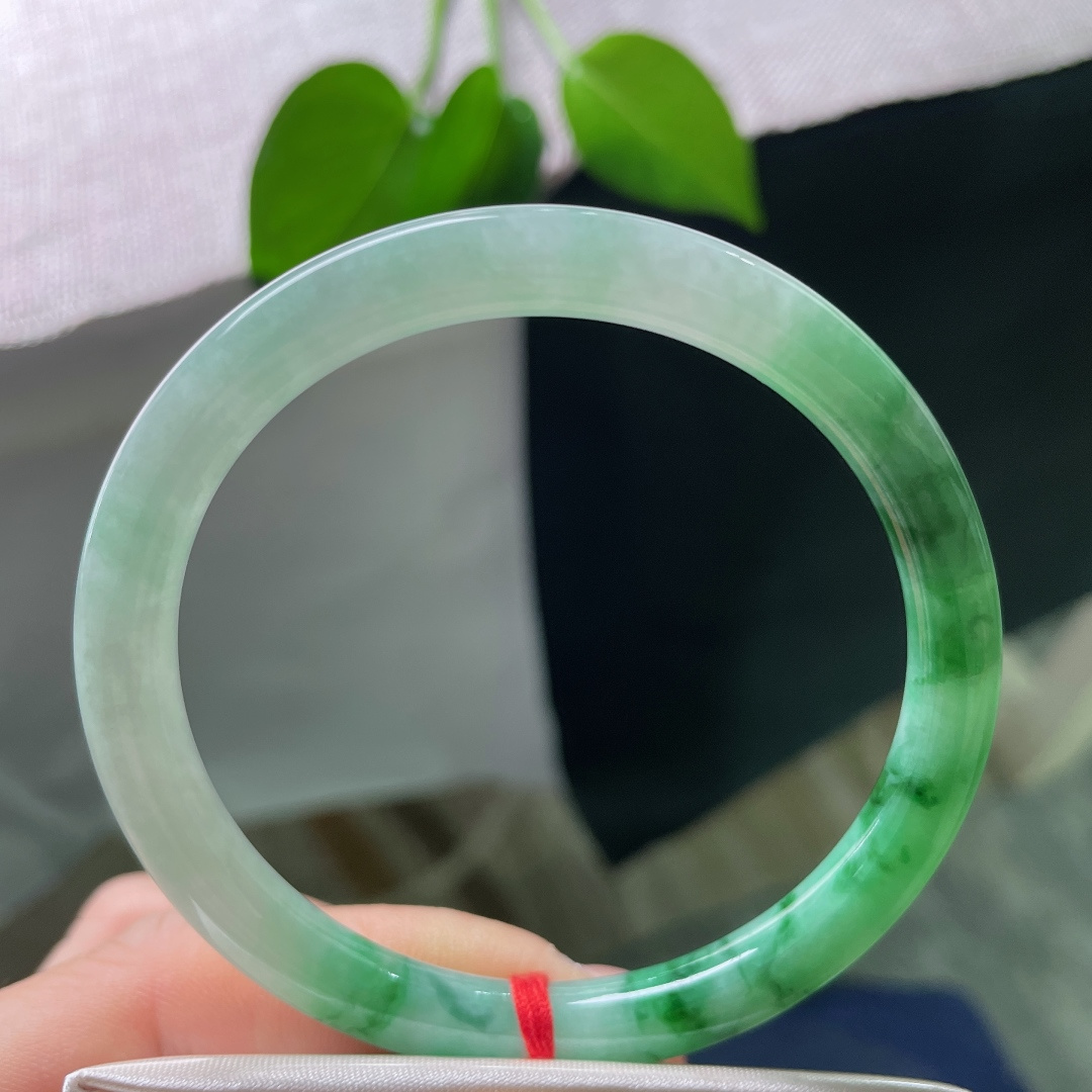 58/6.8，飘绿正圈，横裂，一环分双色，一素一艳相互映衬，氛围感十足，佩戴大气灵动，自带独一份的韵味。Ss56978a