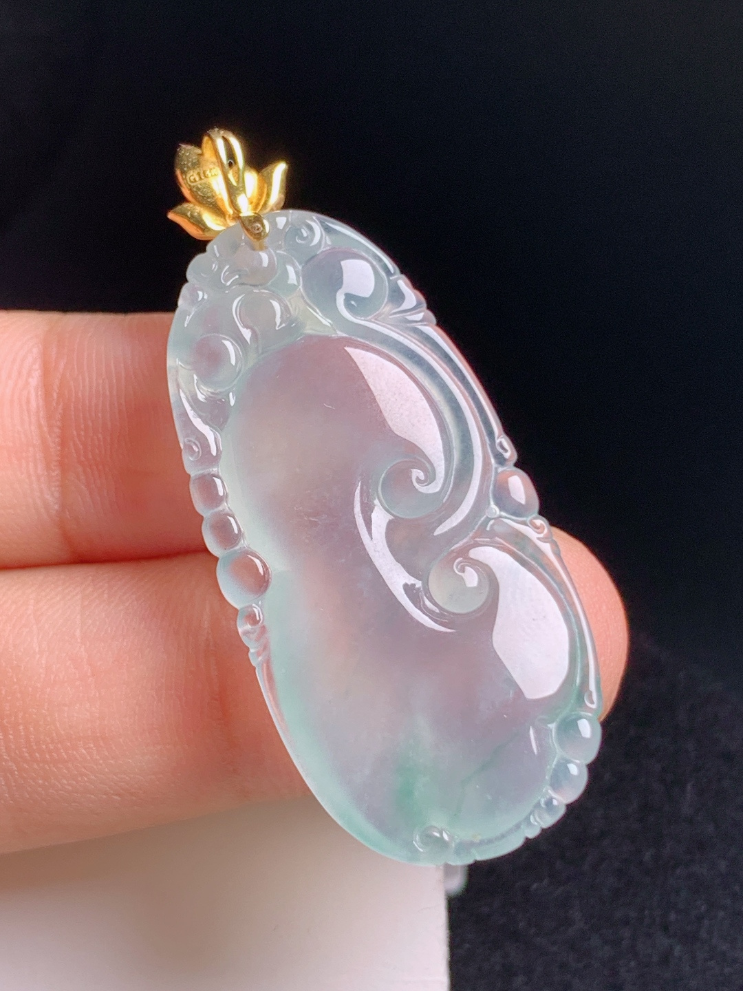 高冰飘花如意吊坠，胶感莹润，线条雅致，吉祥顺遂