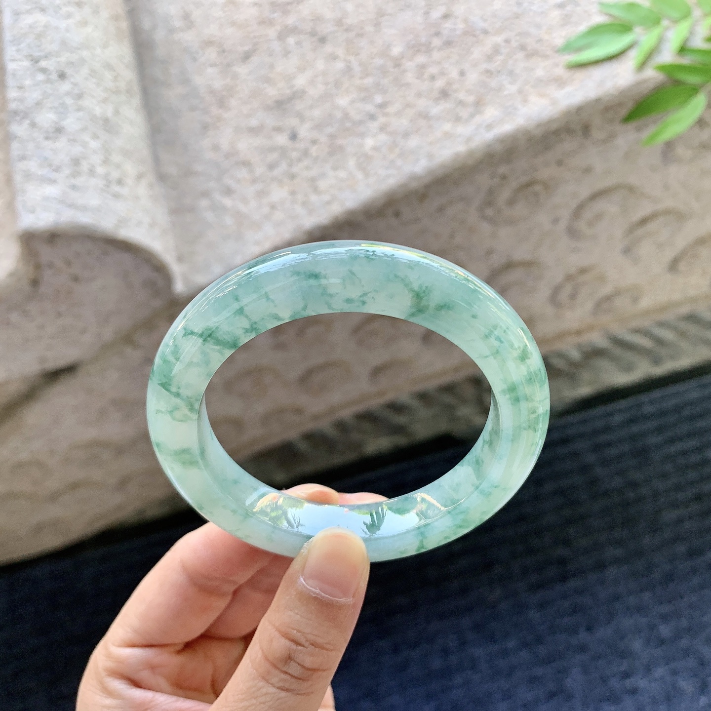 正圈53 54，圈口54.2/10.7/9.8，编码A1081127，冰糯飘花，水润，种老，细腻，无裂。