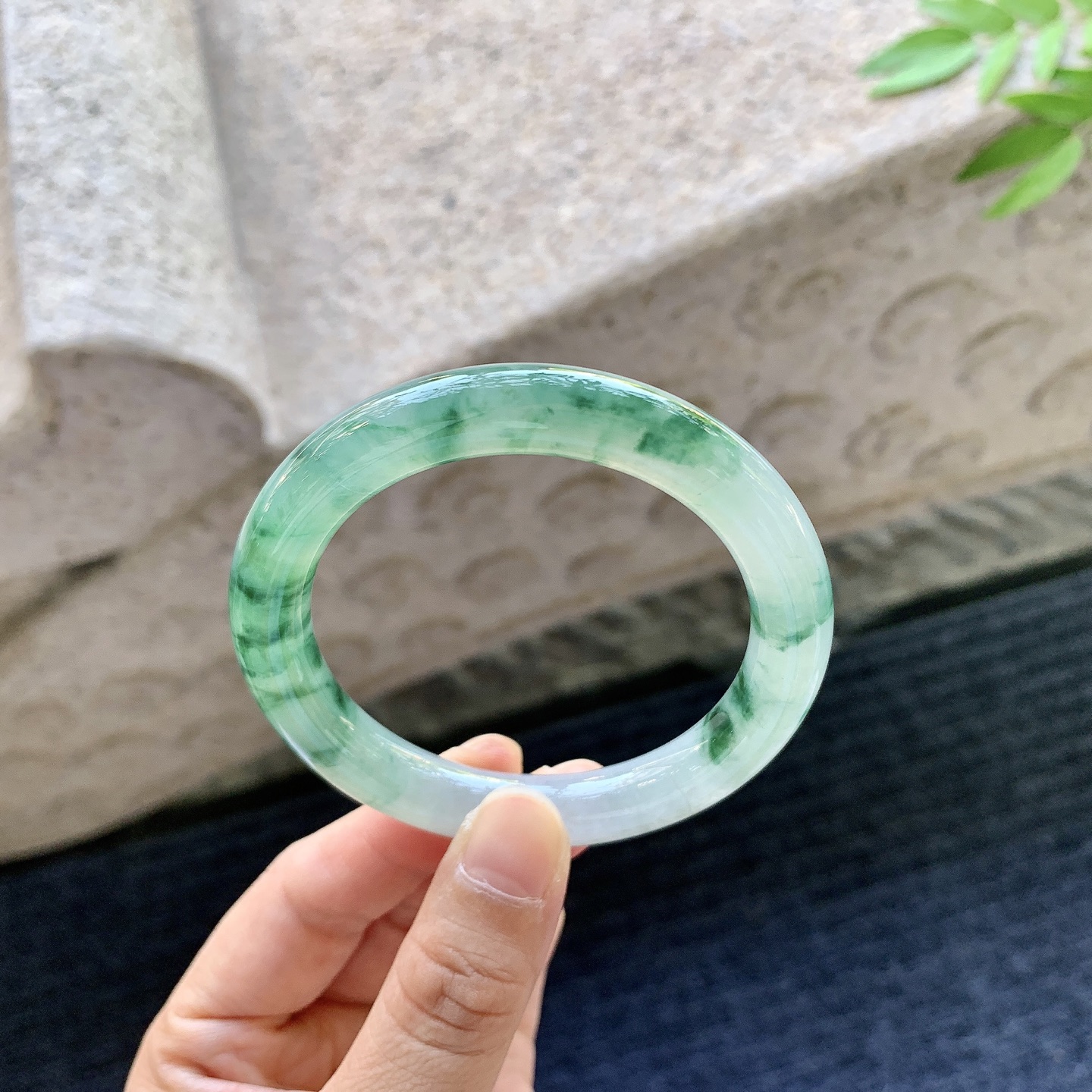 圆条51 52，圈口52.4/10/9.3，编码B2081114，冰糯飘花，水润，种老，细腻，有纹线。