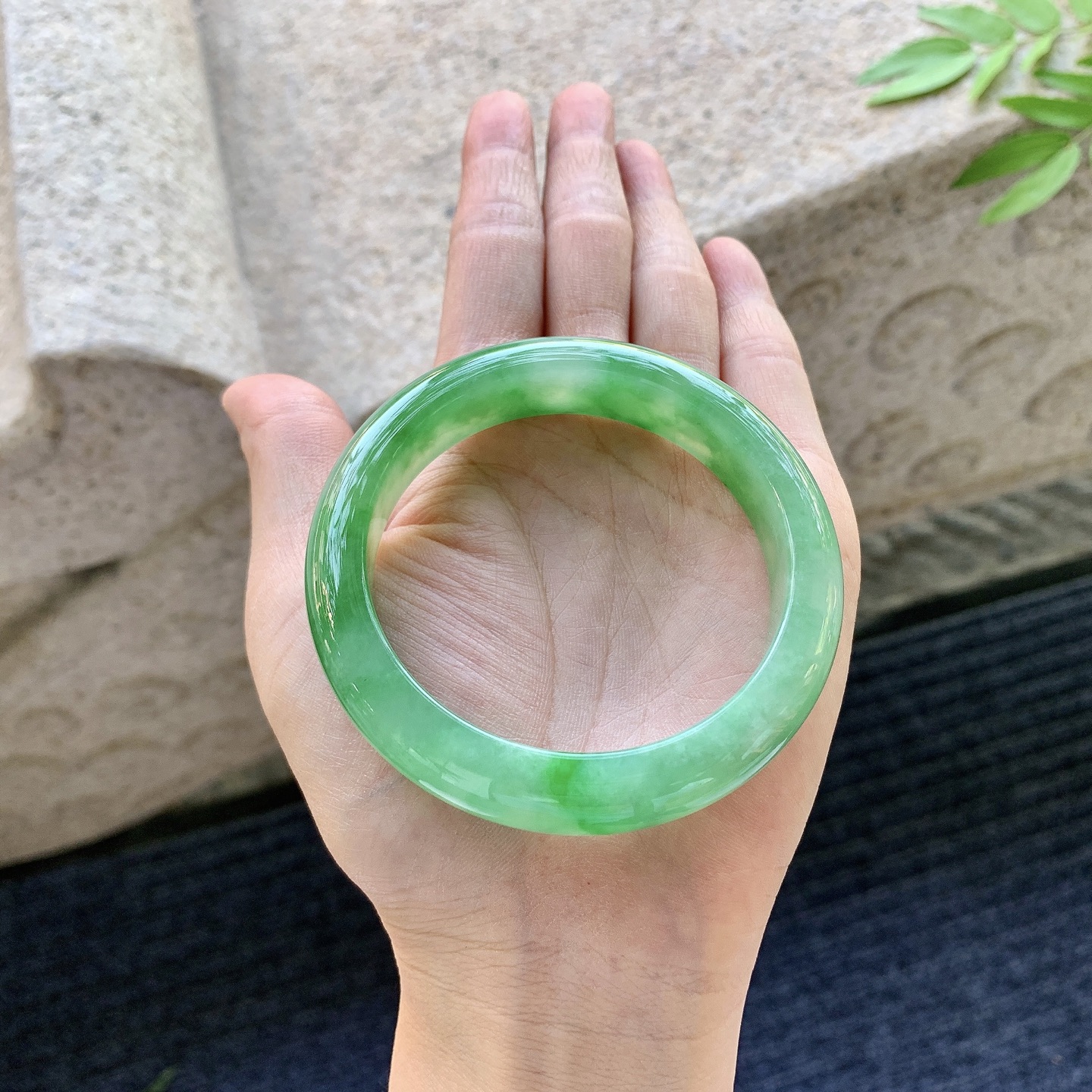 正圈54 55，圈口55.6/12.5/8.4，编码W6081134，糯冰辣绿，水润，种老，细腻，打灯有棉线