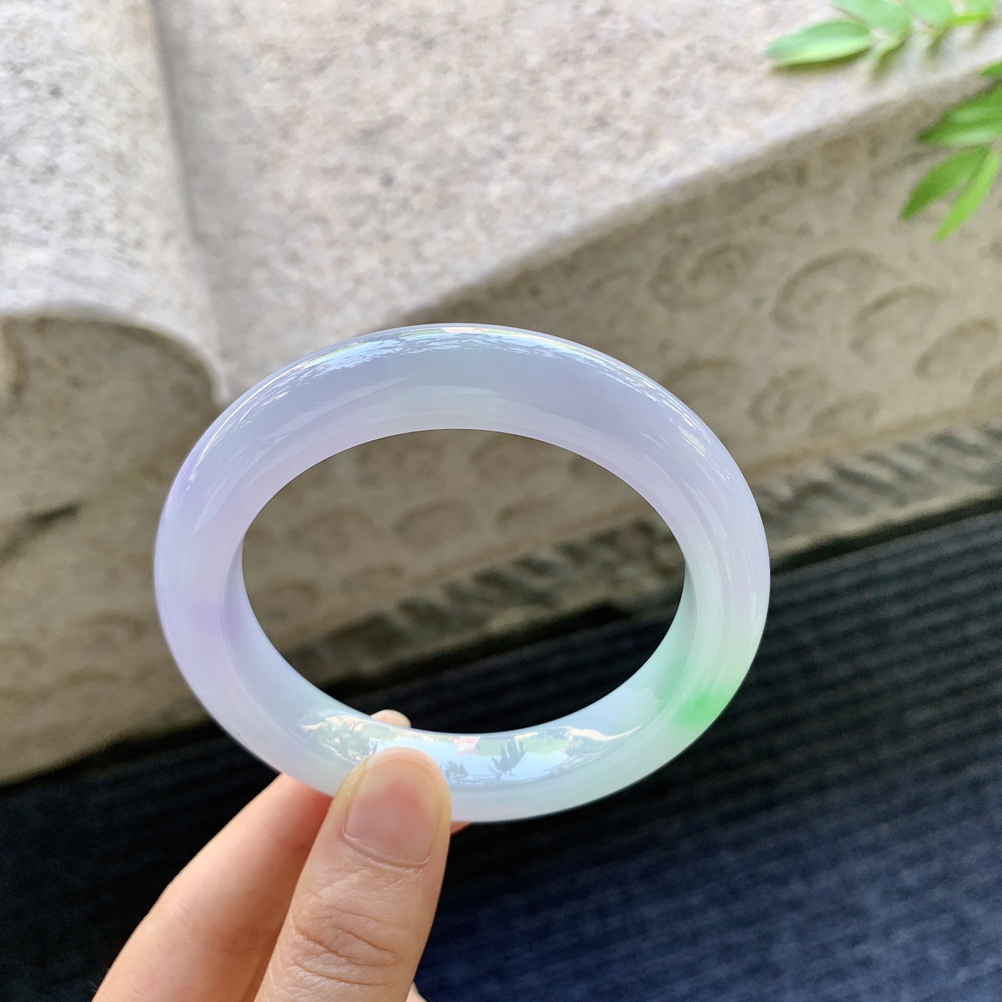 正圈57 58，圈口58.7/11.6/10.1，编码G7081124，冰糯春彩，水润，种老，细腻，无裂。