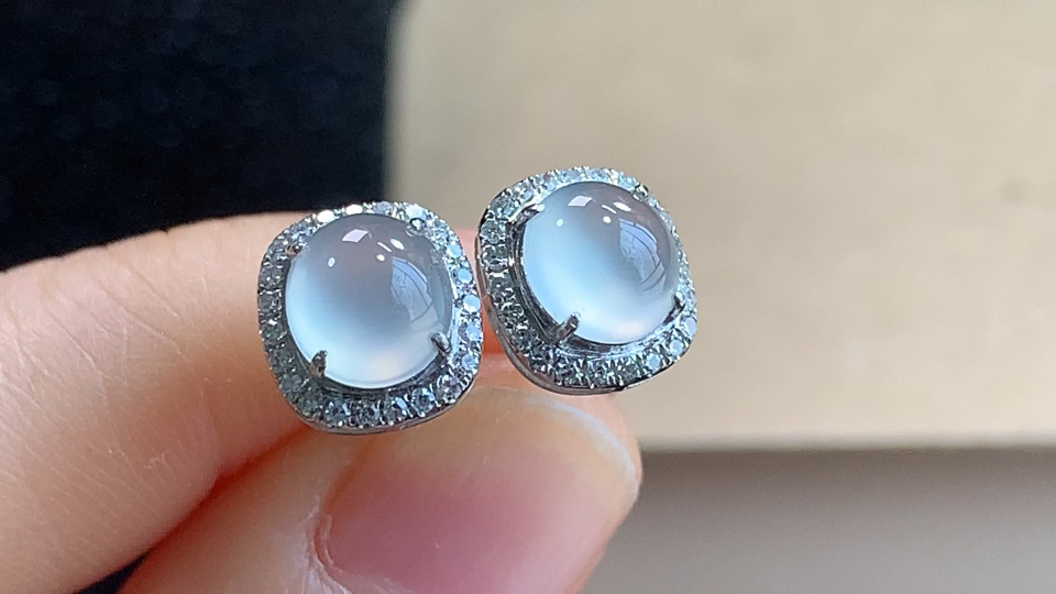 ️ 18K金伴钻冰蛋耳钉，尺寸取一7.0-6.3-4.0mm，包A附证书