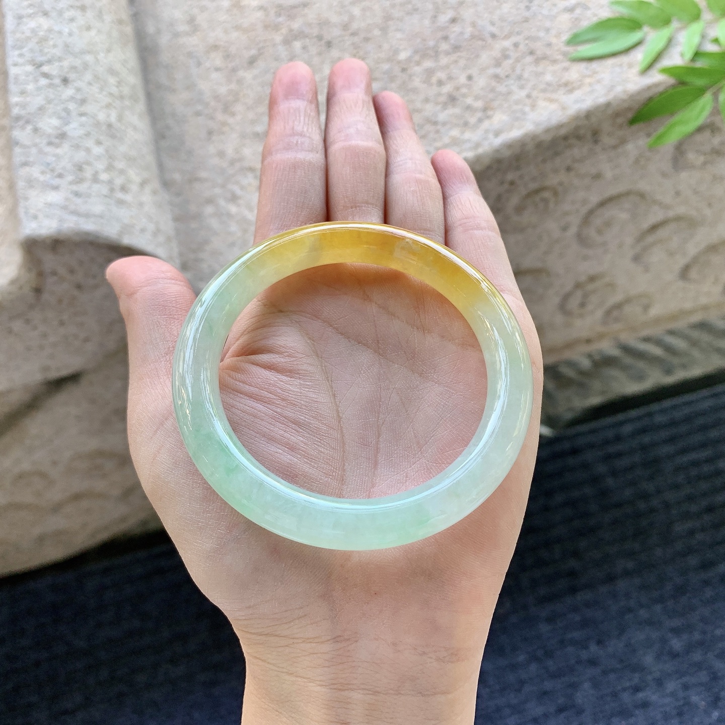 圆条54 55，圈口55.2/9.3/9，编码B2081111，描述：冰糯飘黄翡，水润，种老，细腻，无裂。