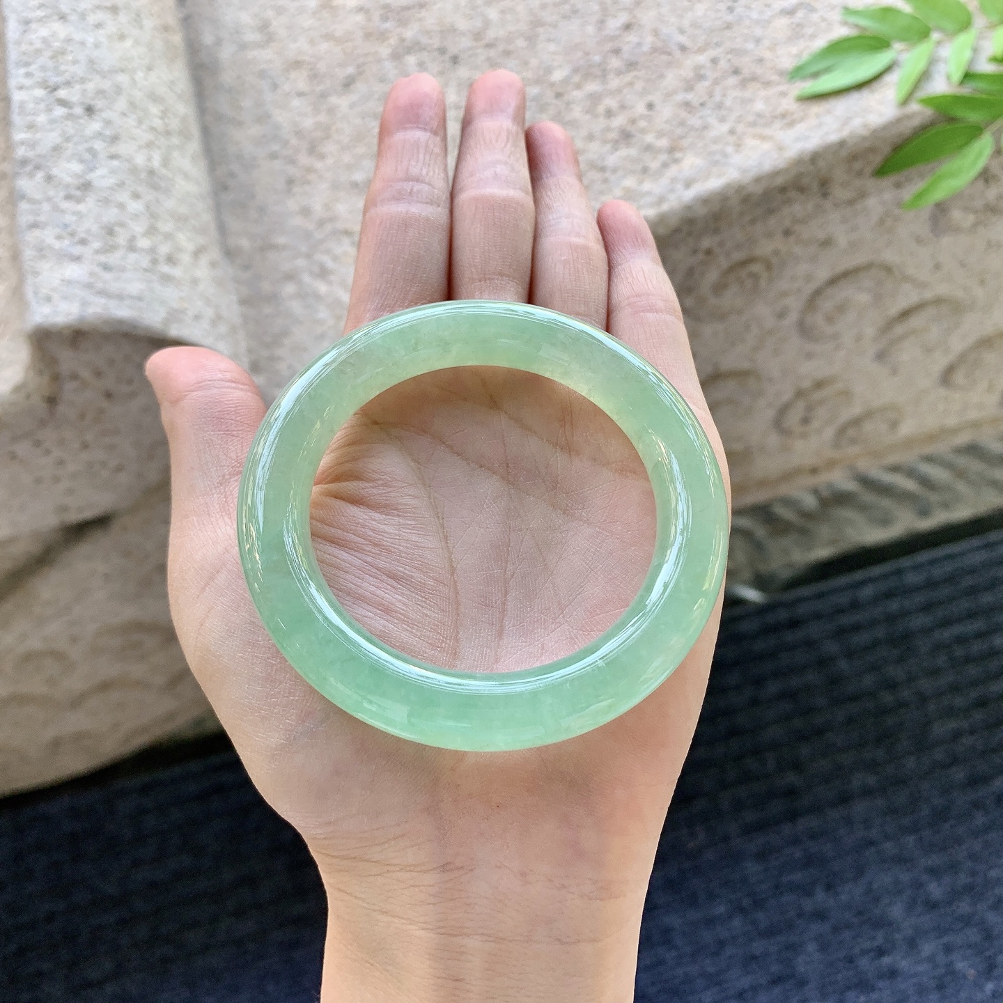 圆条51 52，圈口52.4/10.5/10.4，编码C11081120，糯冰果绿，水润，种老，细腻，打灯有棉线