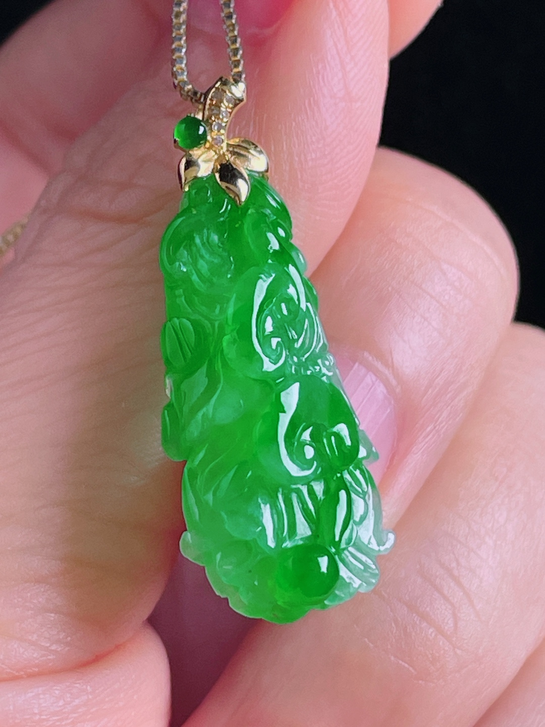 ️辣绿白菜/百财，老种起光，细底通透，尺寸：33.8裸石28/14.4/7.3mm0810