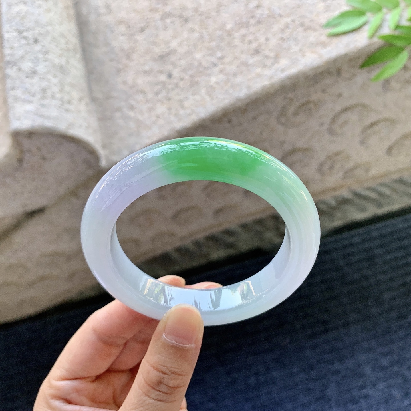 正圈54 55，圈口55/12/9.6，编码G7081118，描述：冰糯春彩，飘阳绿，水润，种老，细腻，打灯有棉线