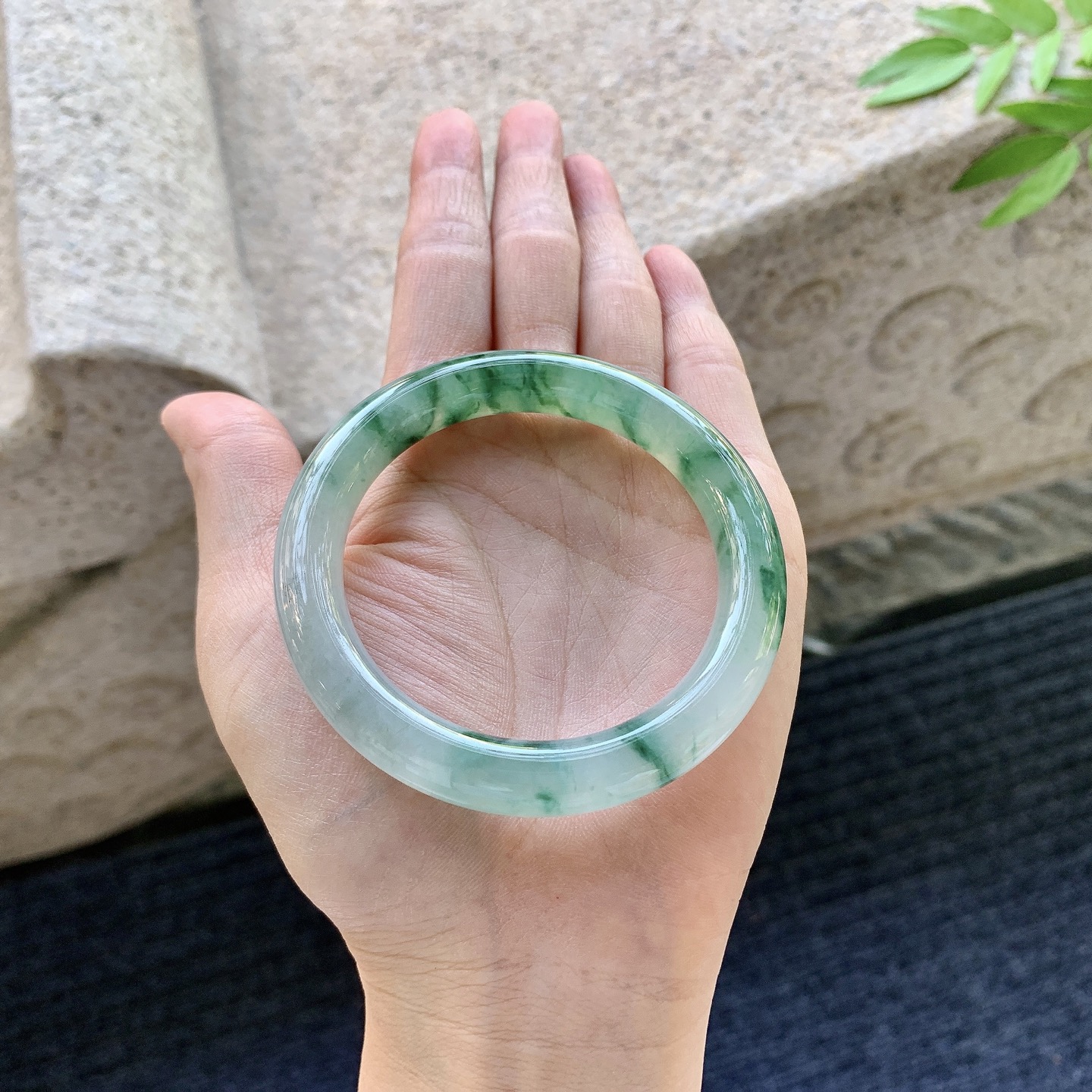 圆条51 52，圈口52.4/10/9.3，编码B2081114，冰糯飘花，水润，种老，细腻，有纹线。