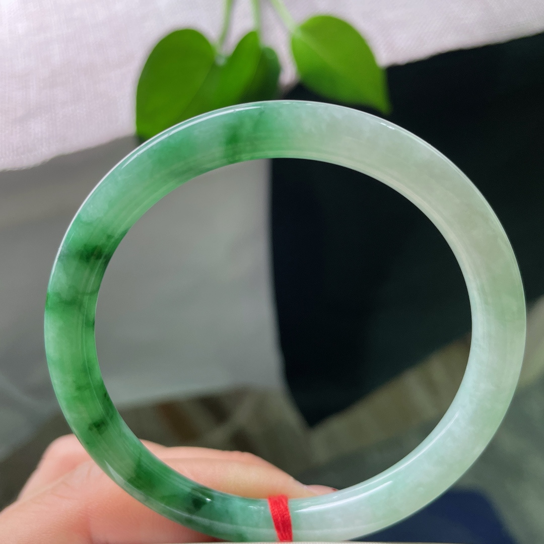 58/6.8，飘绿正圈，横裂，一环分双色，一素一艳相互映衬，氛围感十足，佩戴大气灵动，自带独一份的韵味。Ss56978a