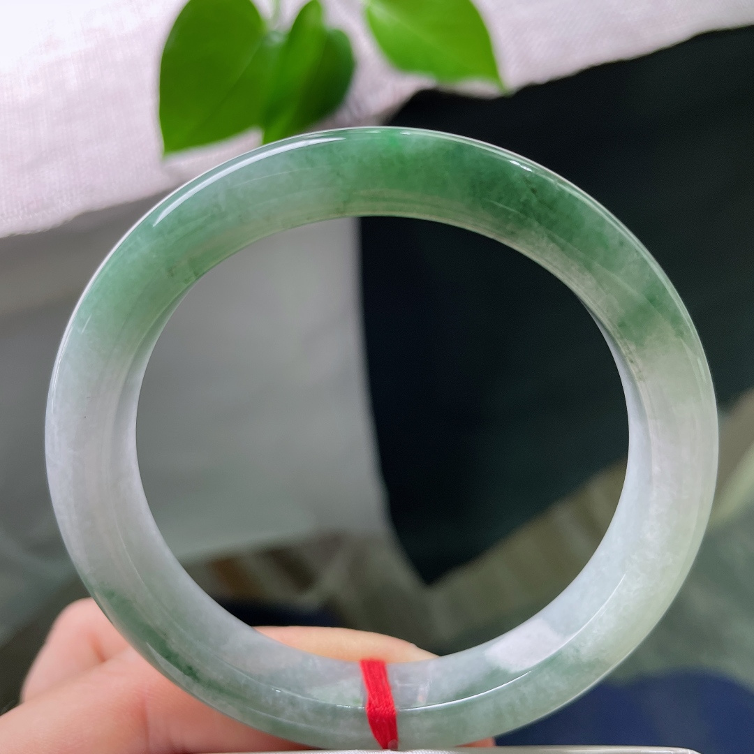 58.8/11/8.6，油青正圈，皮纹，玉质细腻，一半似青山含翠，一半如晨雾凝霜，山水意境萦绕腕间，