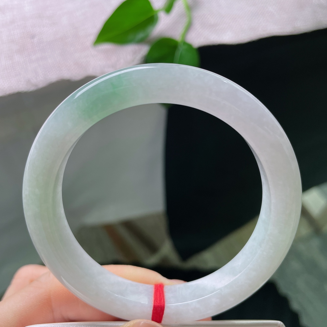 58.5/10.8/9.6，飘绿正圈，无裂，色泽低调温柔，镯身晕染着一抹清新嫩绿，似春日浅苔藏于素白