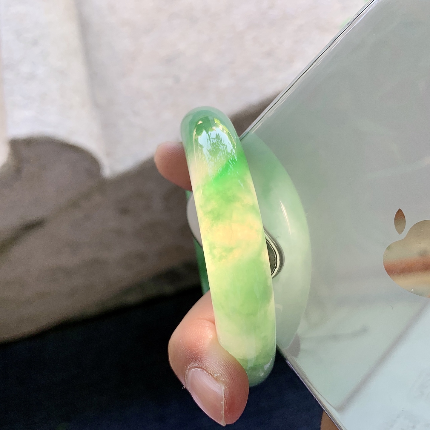 正圈54 55，圈口55.6/12.5/8.4，编码W6081134，糯冰辣绿，水润，种老，细腻，打灯有棉线