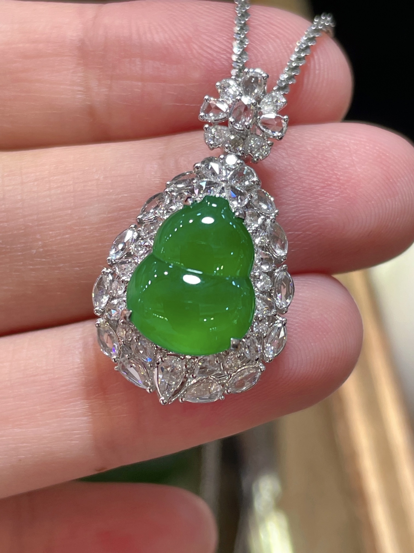 ️ 性比高 阳绿翡翠葫芦吊坠 满色，料子水润通透，种老起光。 18k金镶嵌，非常时尚好看，29-17-11.9