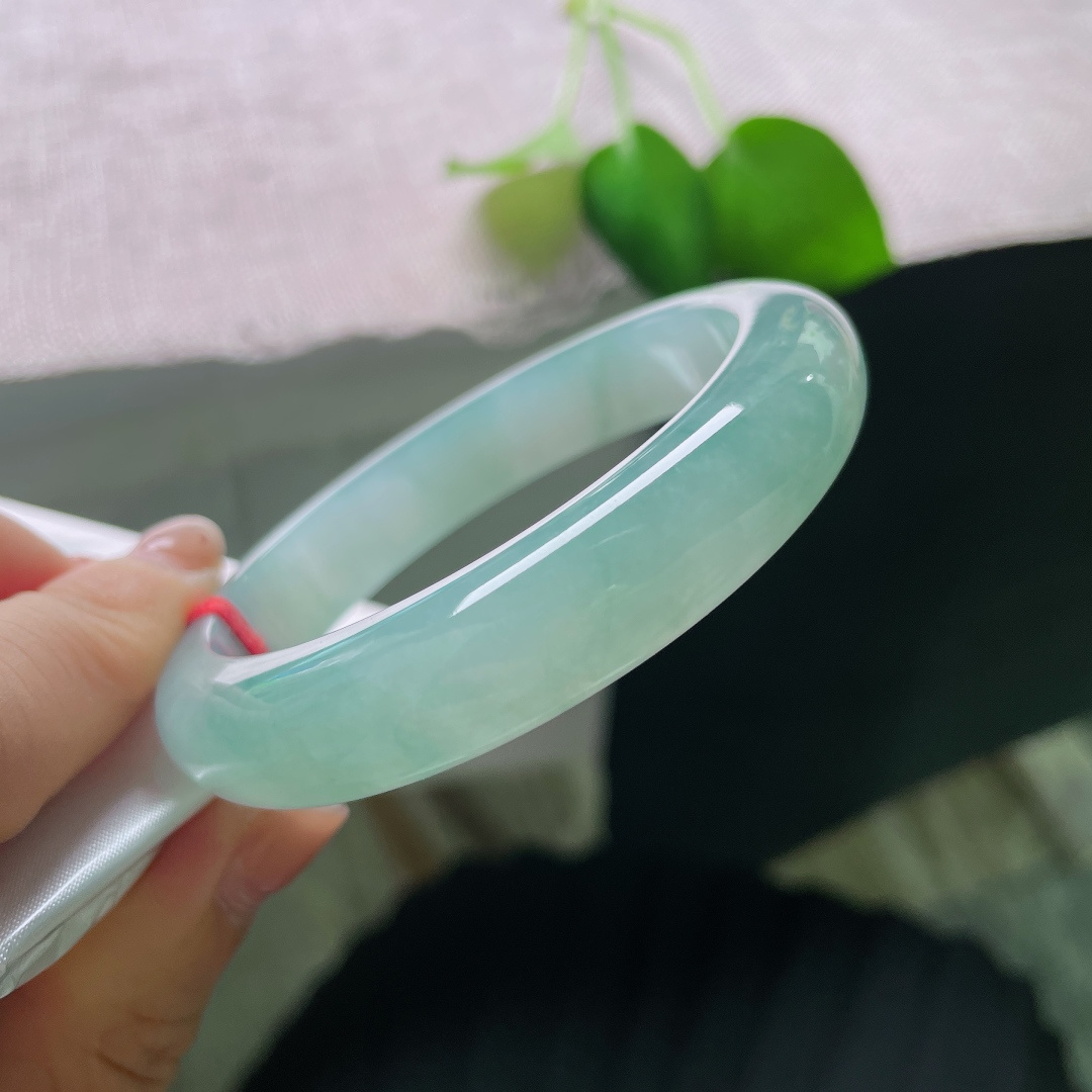 56.5/12.4/8，冰蓝正圈，宁静致远，种老，清透泛光，油润细腻，低调内敛，无裂，56021a