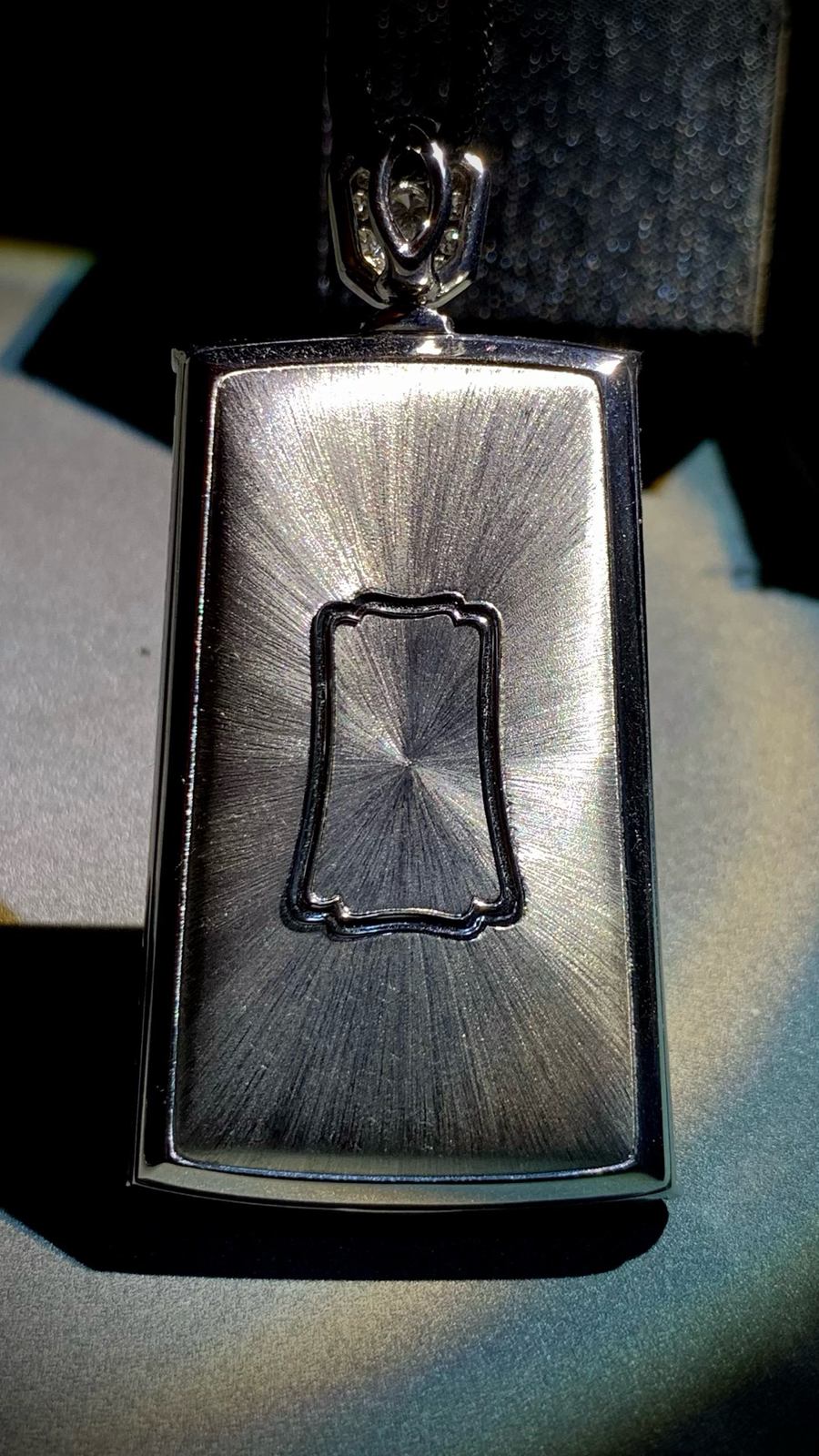 绿无事牌子，
裸石54-33.5-3.2mm，
整体68-34.5-11mm，37.75g，
18K金，南非钻。