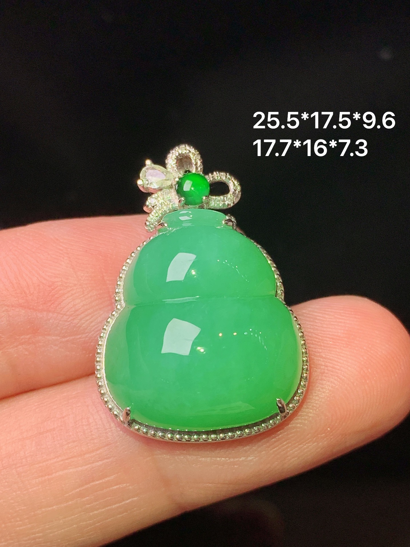 18k金钻镶嵌满绿葫芦吊坠 玉质细腻 色泽艳丽清新 水润亮眼 整体尺寸25.5*17.5*9.6 yz
