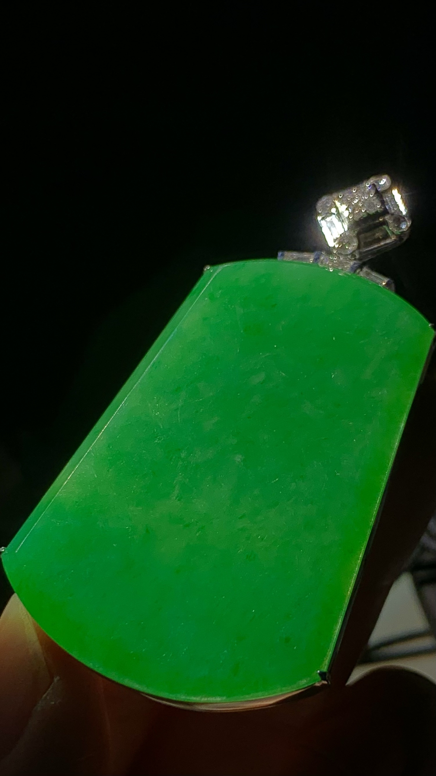 绿无事牌，裸石51-35.5-3mm，
整体65-36.5-10.5mm，32.08g，
18K金，南非钻