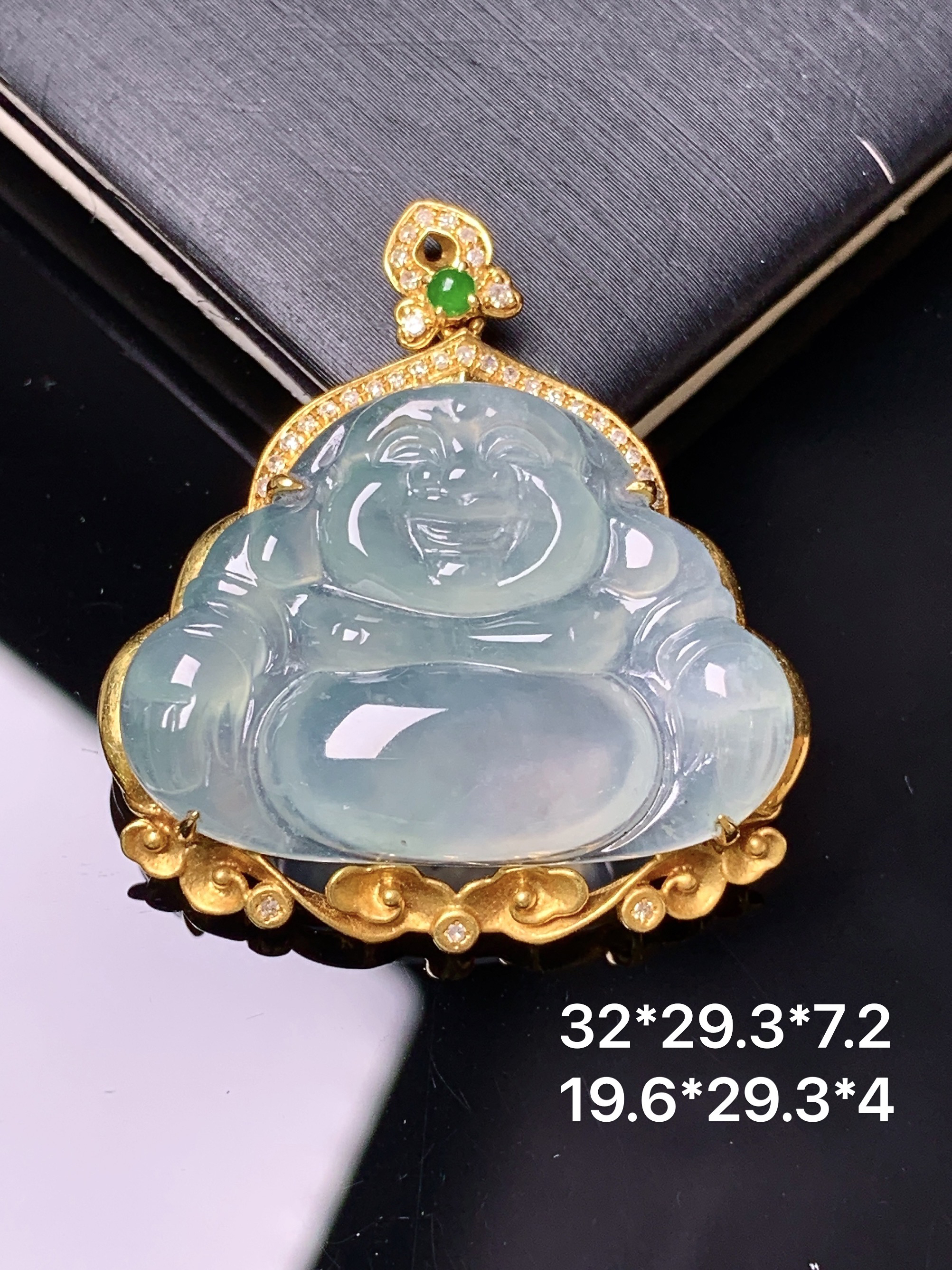 18k金钻镶嵌冰种佛公吊坠 玉质细腻 色泽艳丽清新 水润亮眼 整体尺寸32*29.3*7.2 yz