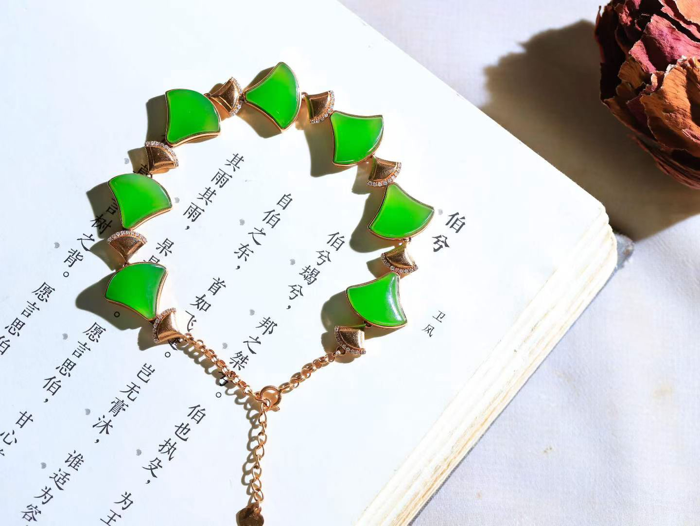 【金镶玉.手链】

精品️AU750金镶嵌和田玉碧玉手链，以珍稀之礼，寄永恒之愿  护佑身心康泰；