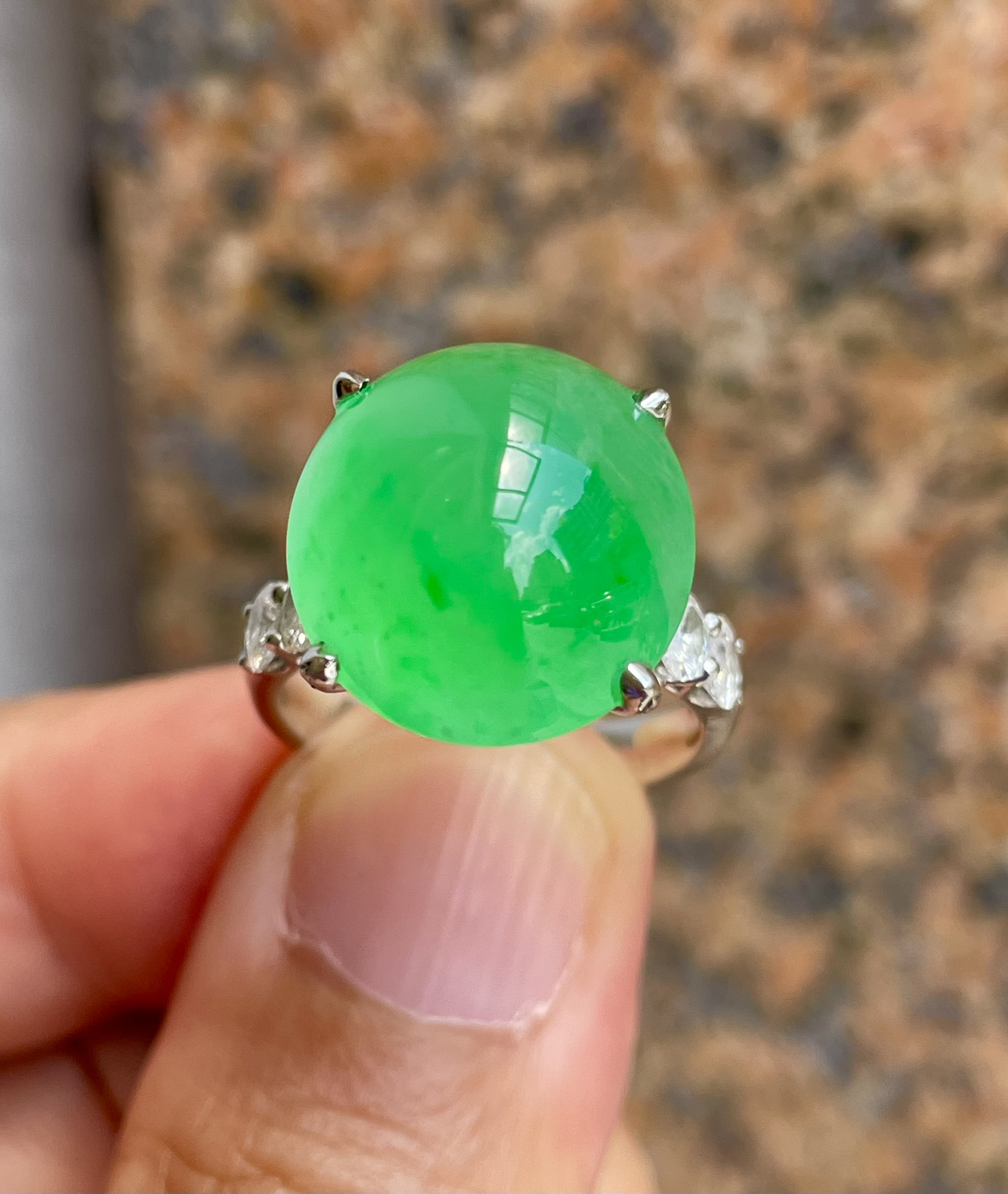 【冰种满绿蛋面戒指】木那绿色泽，质地均匀细腻，冰润起光，胶感强烈，18K金钻精美镶嵌，裸石尺寸15.