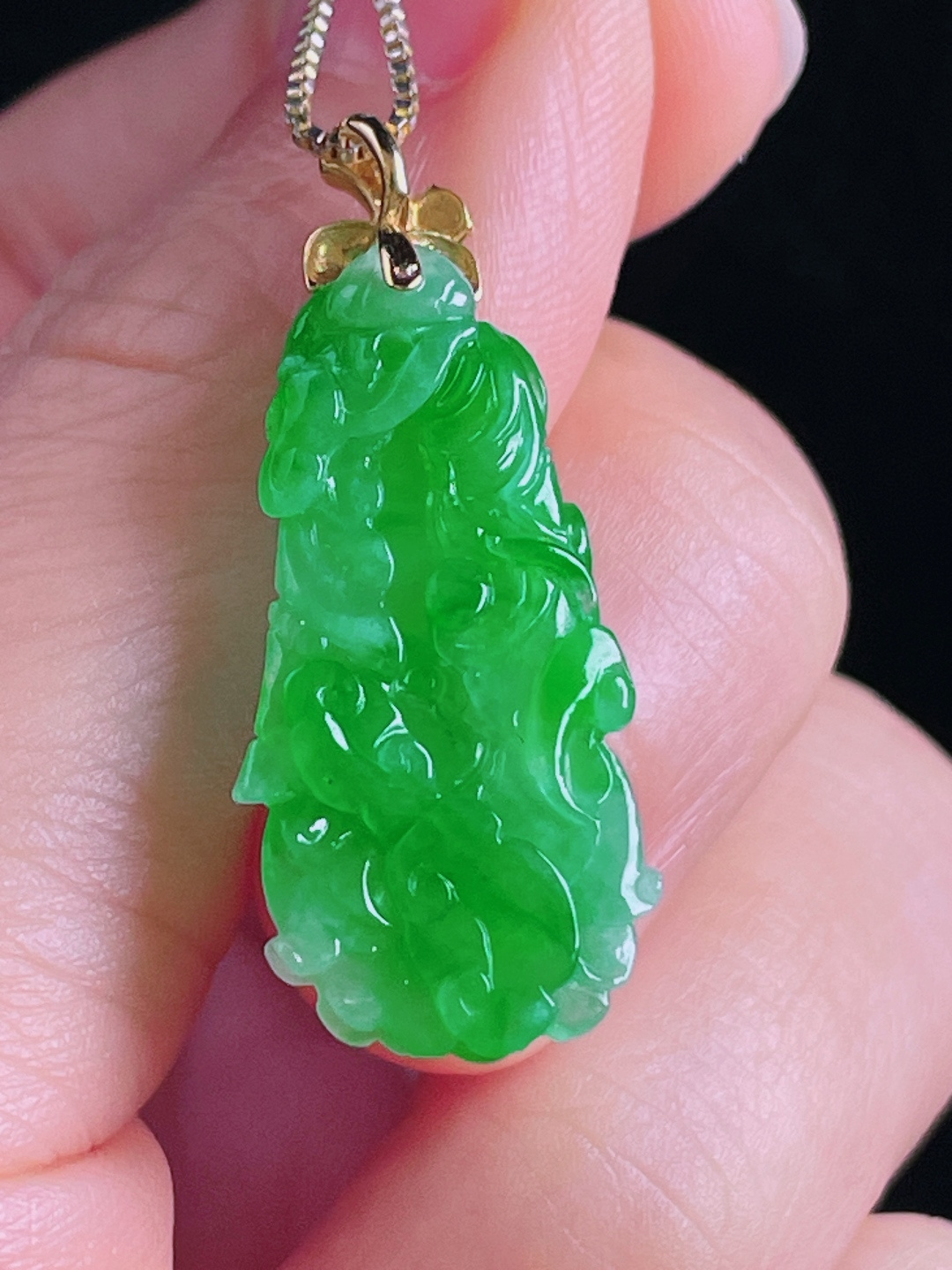 ️辣绿白菜/百财，老种起光，细底通透，尺寸：33.8裸石28/14.4/7.3mm0810