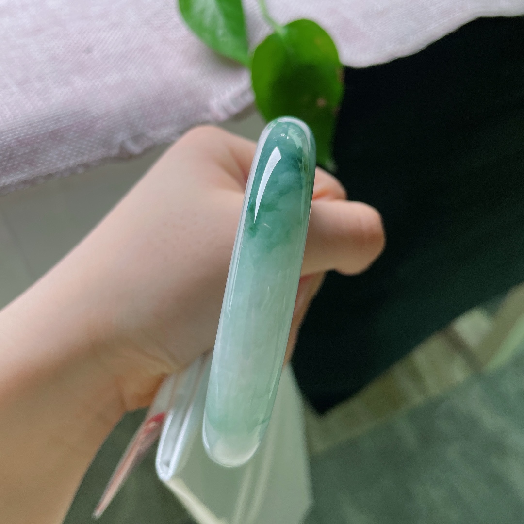 58.2/12/9.2，飘花正圈，无裂，均净玉底作宣纸，天然飘花绘山水，浓淡层次浑然天成，温润流光，将一方诗意藏于腕间。ss56293a