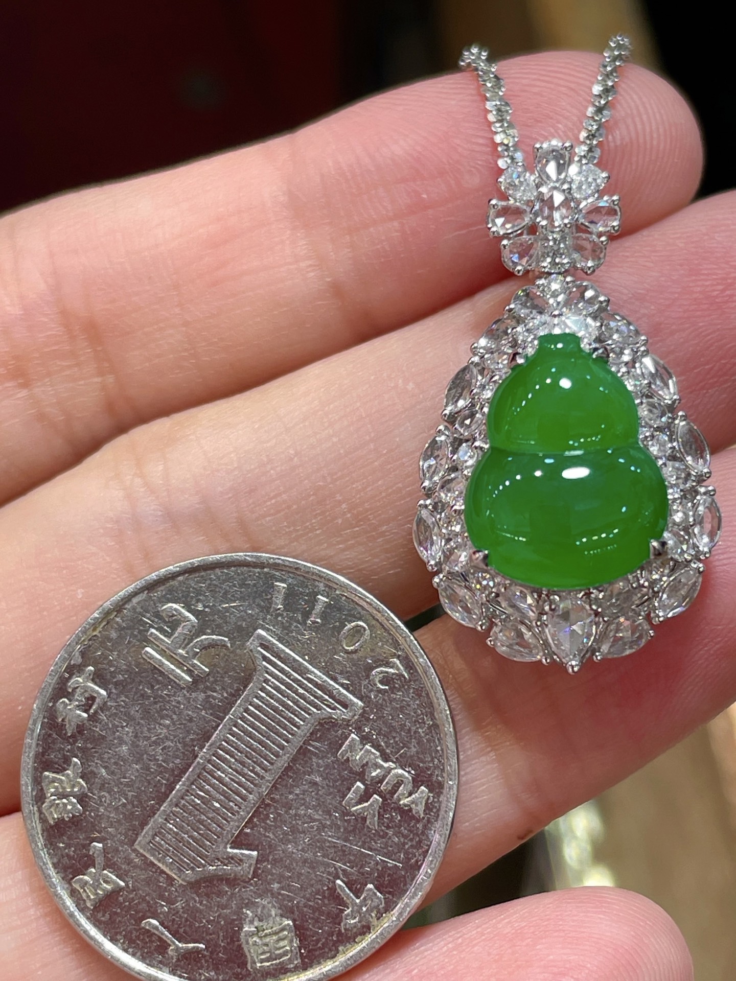 ️ 性比高 阳绿翡翠葫芦吊坠 满色，料子水润通透，种老起光。 18k金镶嵌，非常时尚好看，13.8
